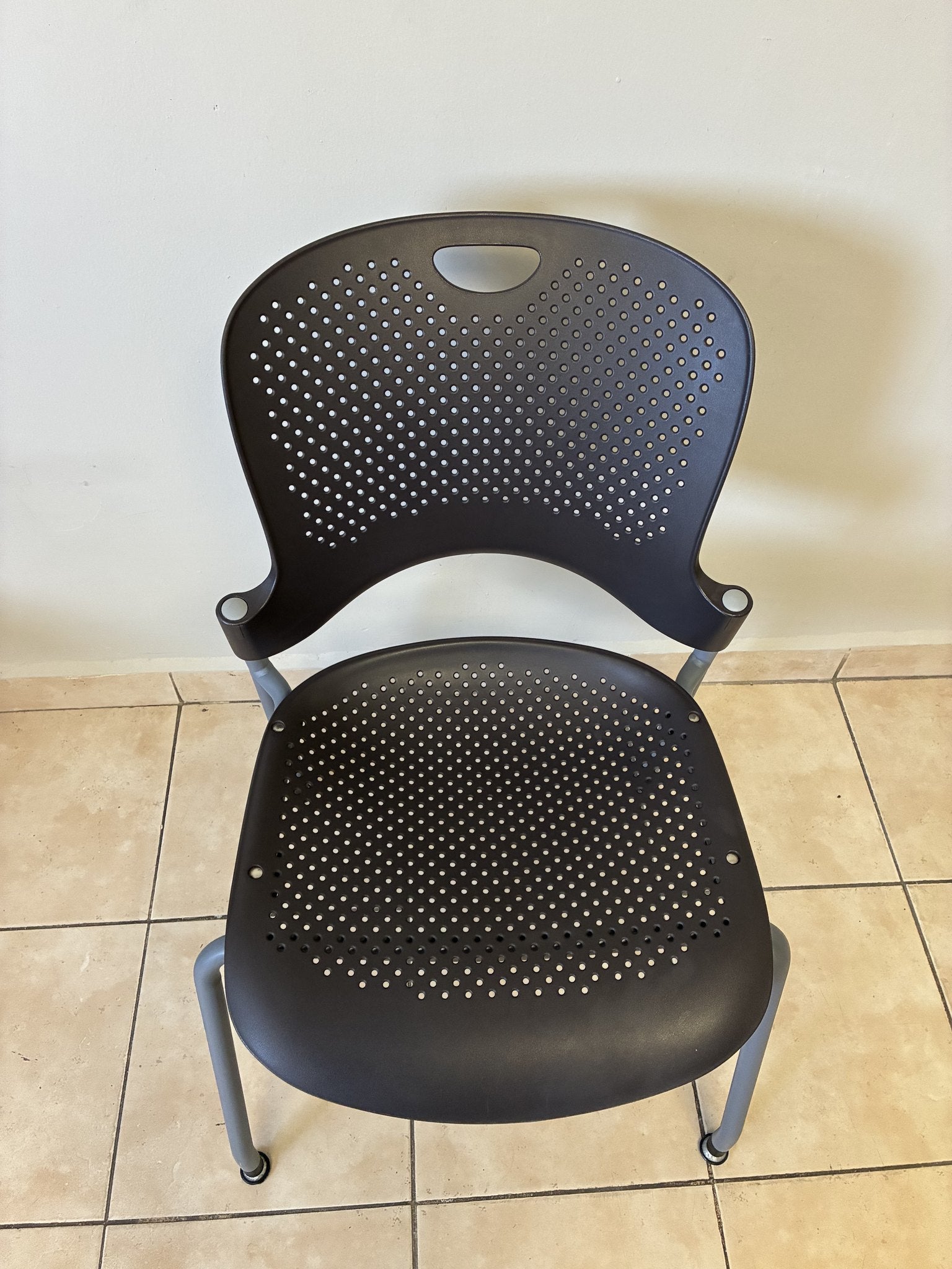 Silla ergonómica Herman Miller Caper café, preowned, con asiento y respaldo perforados, vista frontal.