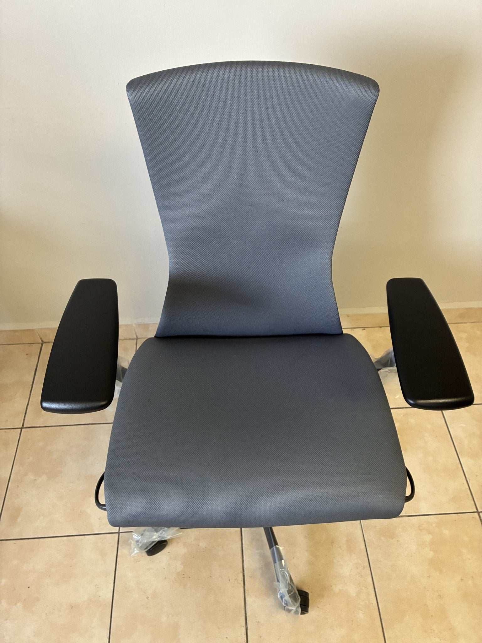 Silla ergonómica Herman Miller Embody gris, vista frontal. Respaldo y asiento en tela gris, brazos negros.