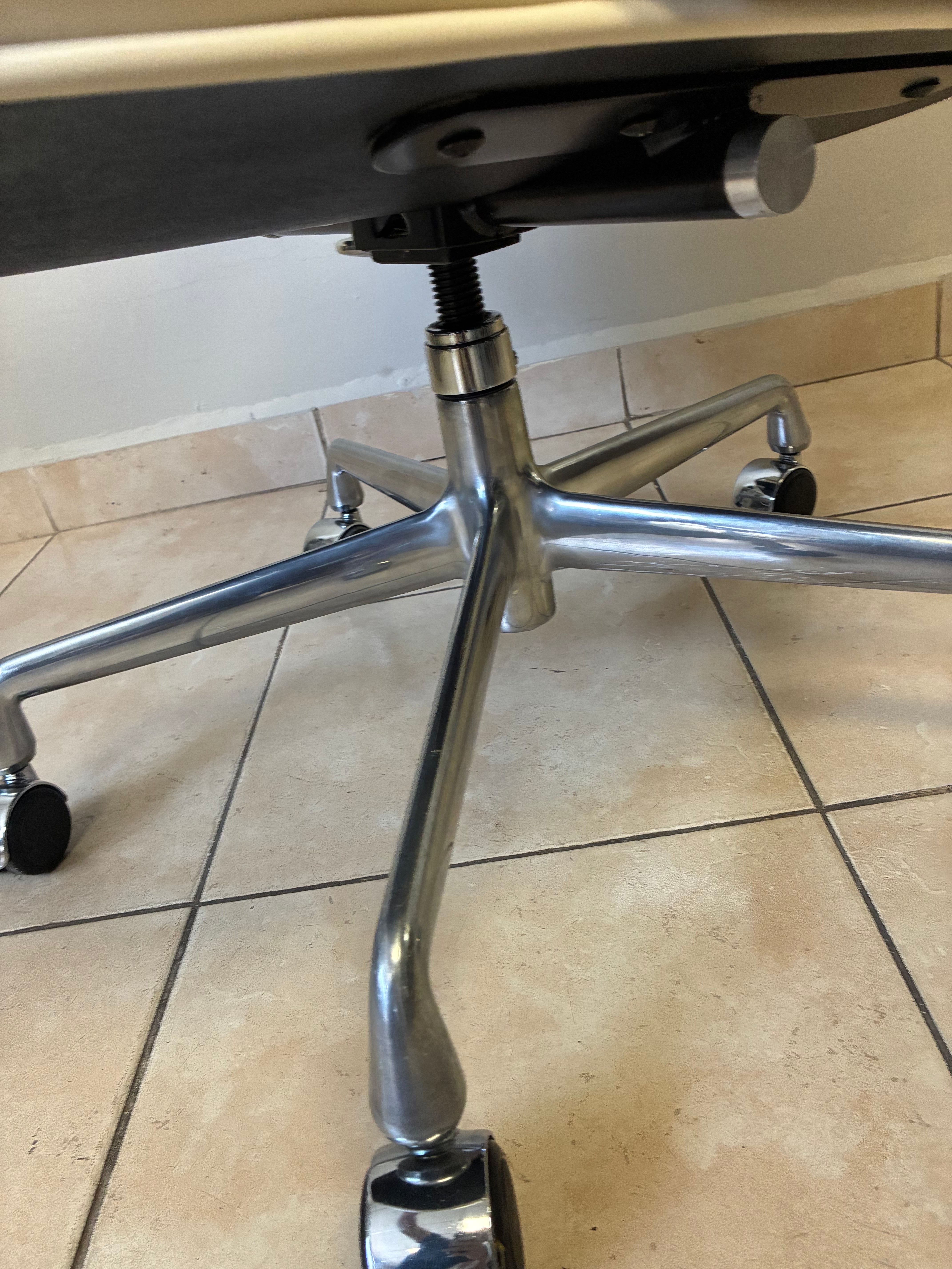 Sillon Eames Baja Herman Miller de Piel Marfil - Preowned