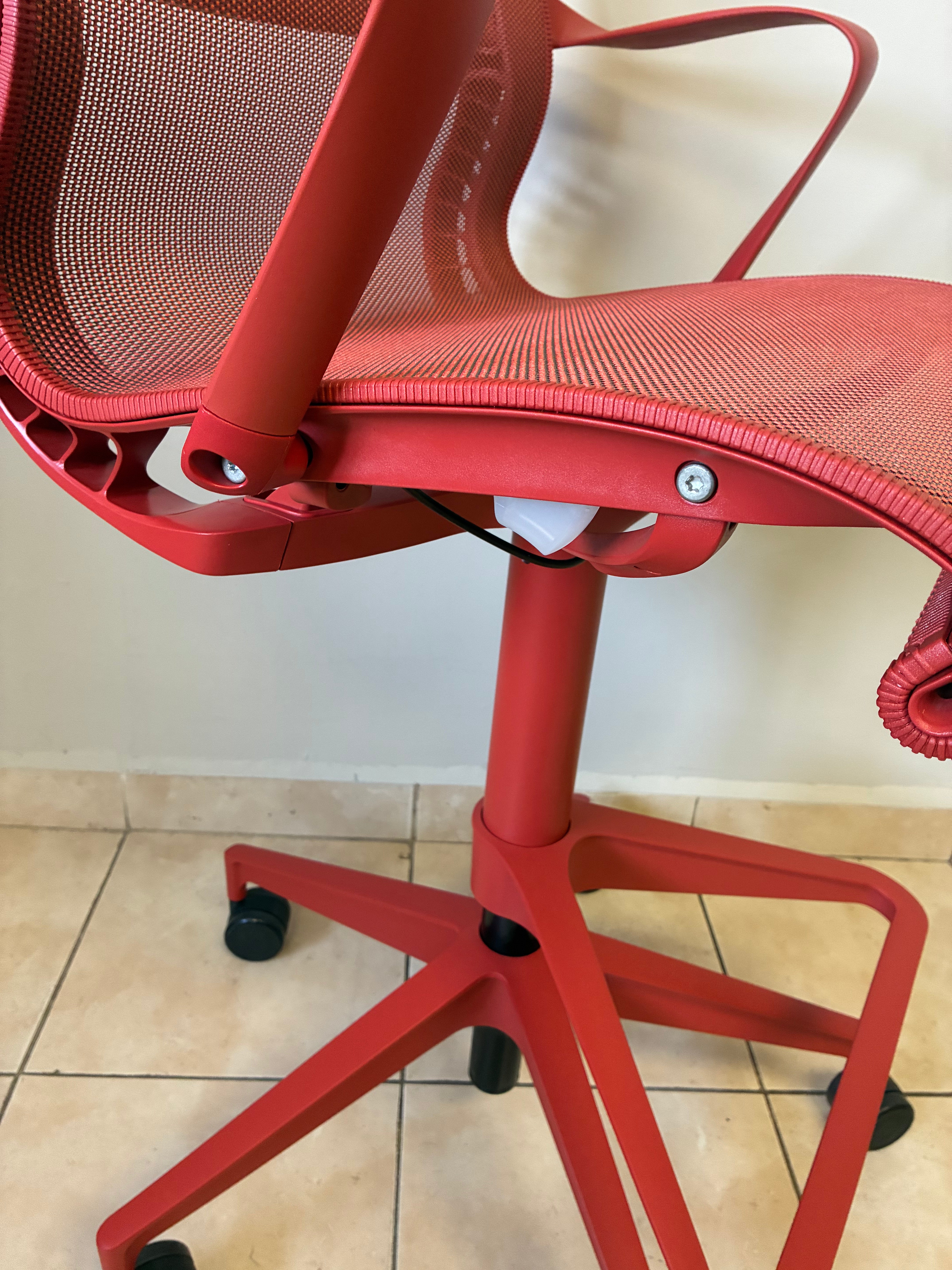 Silla Herman Miller Setu Alta Roja - Exhibición
