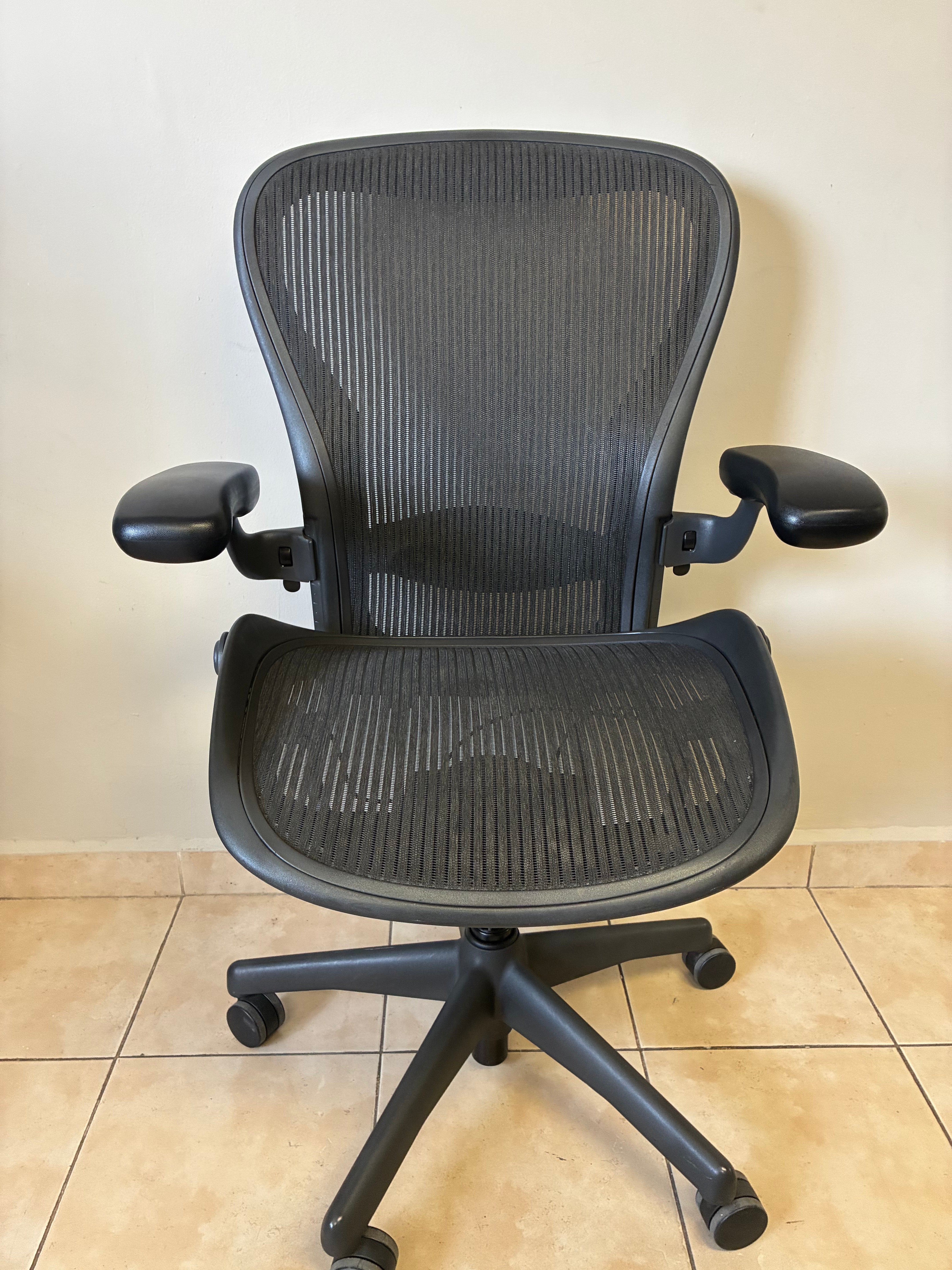Silla Herman Miller Aeron Classic Talla C Equipada con Brazos Ajustables