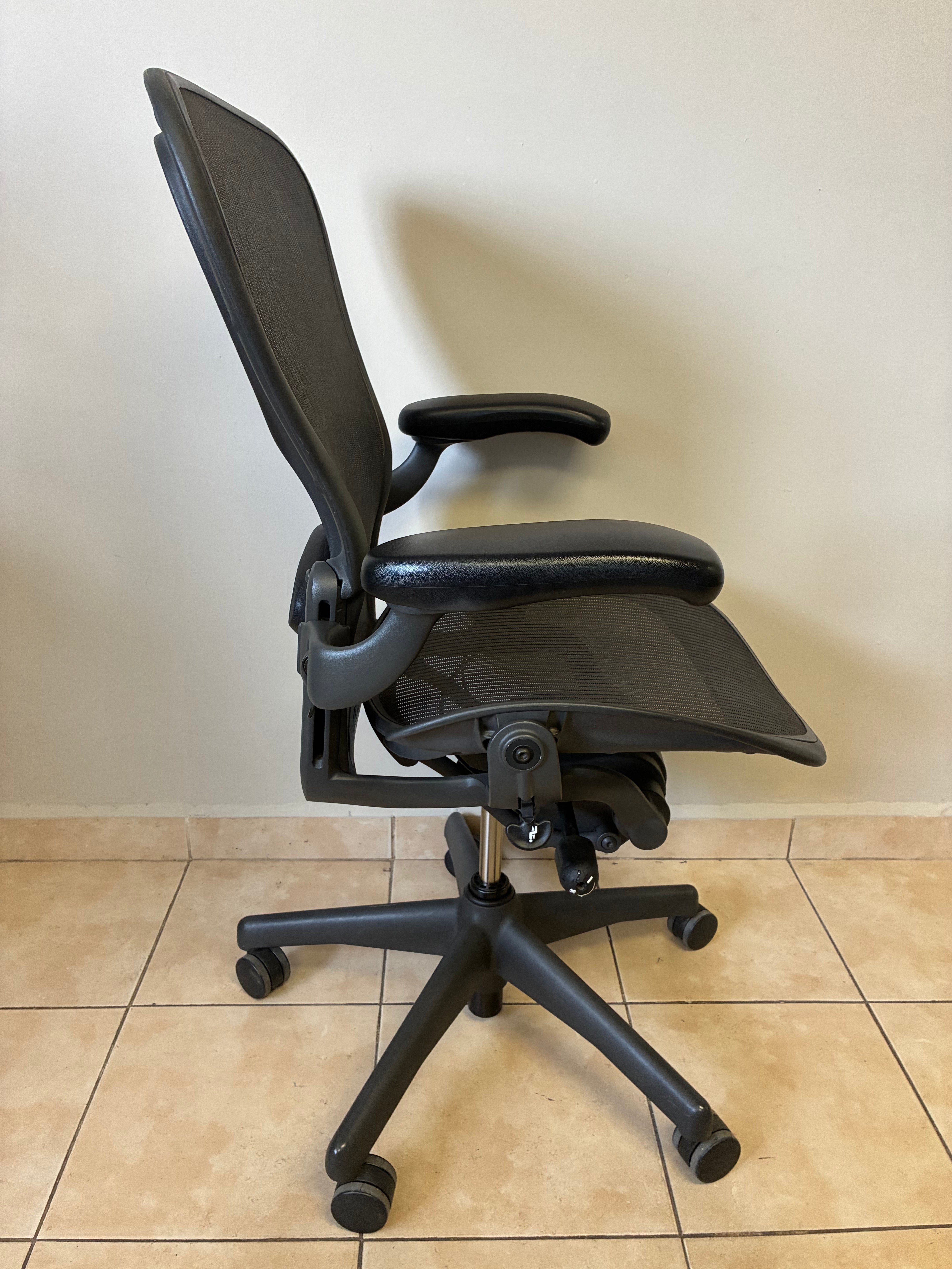 Silla Herman Miller Aeron Classic Talla C Equipada con Brazos Ajustables