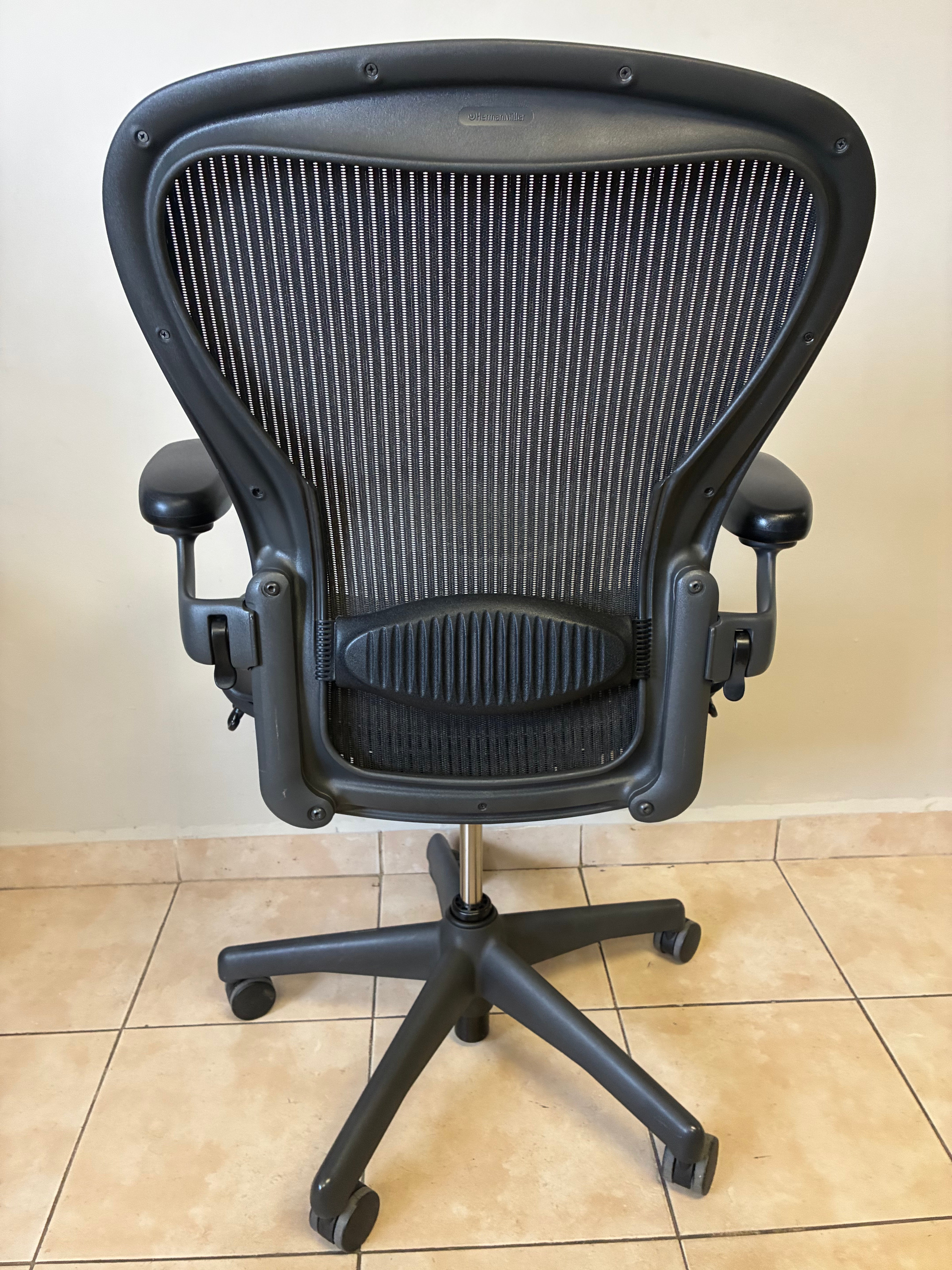 Silla Herman Miller Aeron Classic Talla C Equipada con Brazos Ajustables