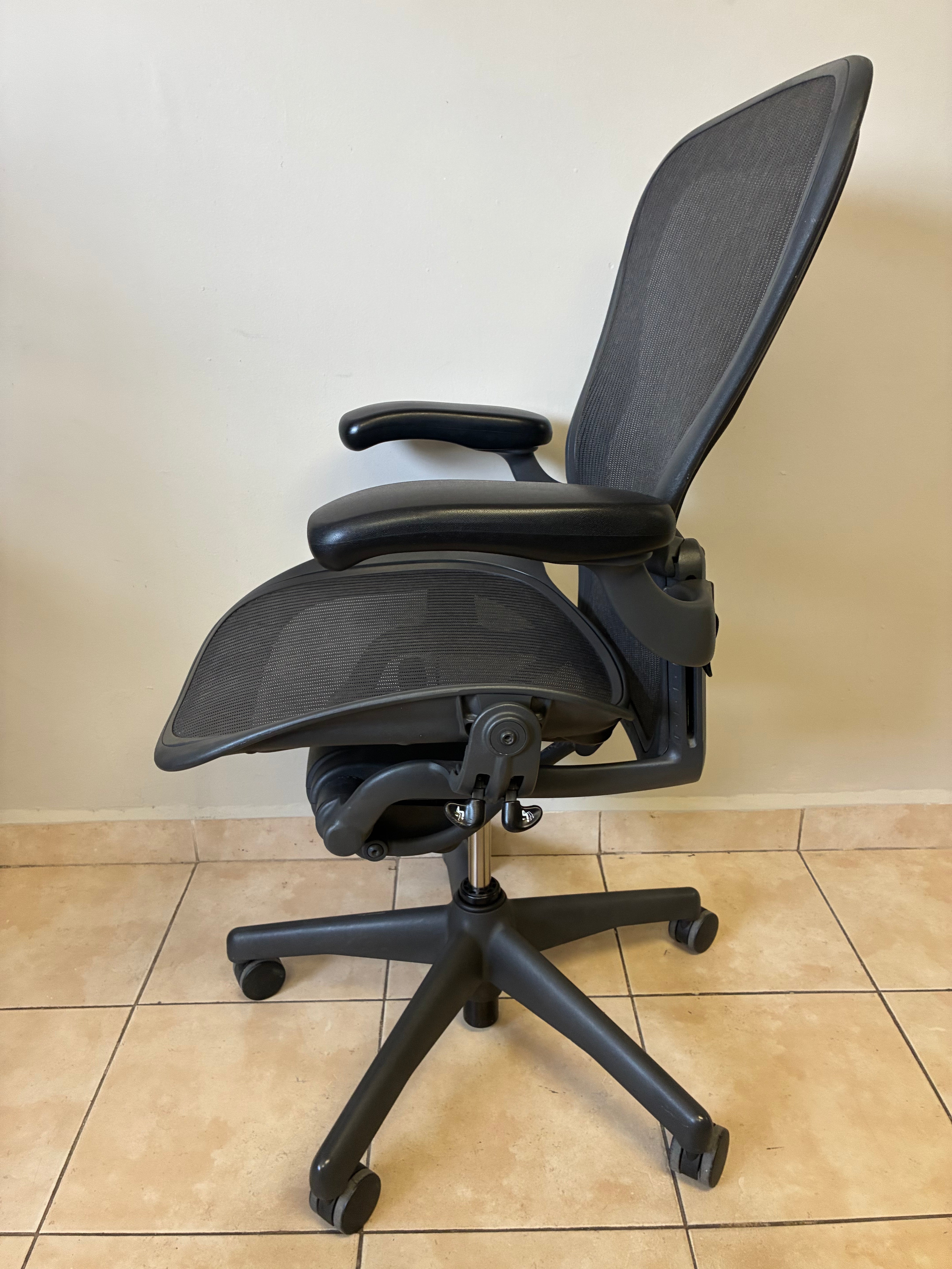 Silla Herman Miller Aeron Classic Talla C Equipada con Brazos Ajustables