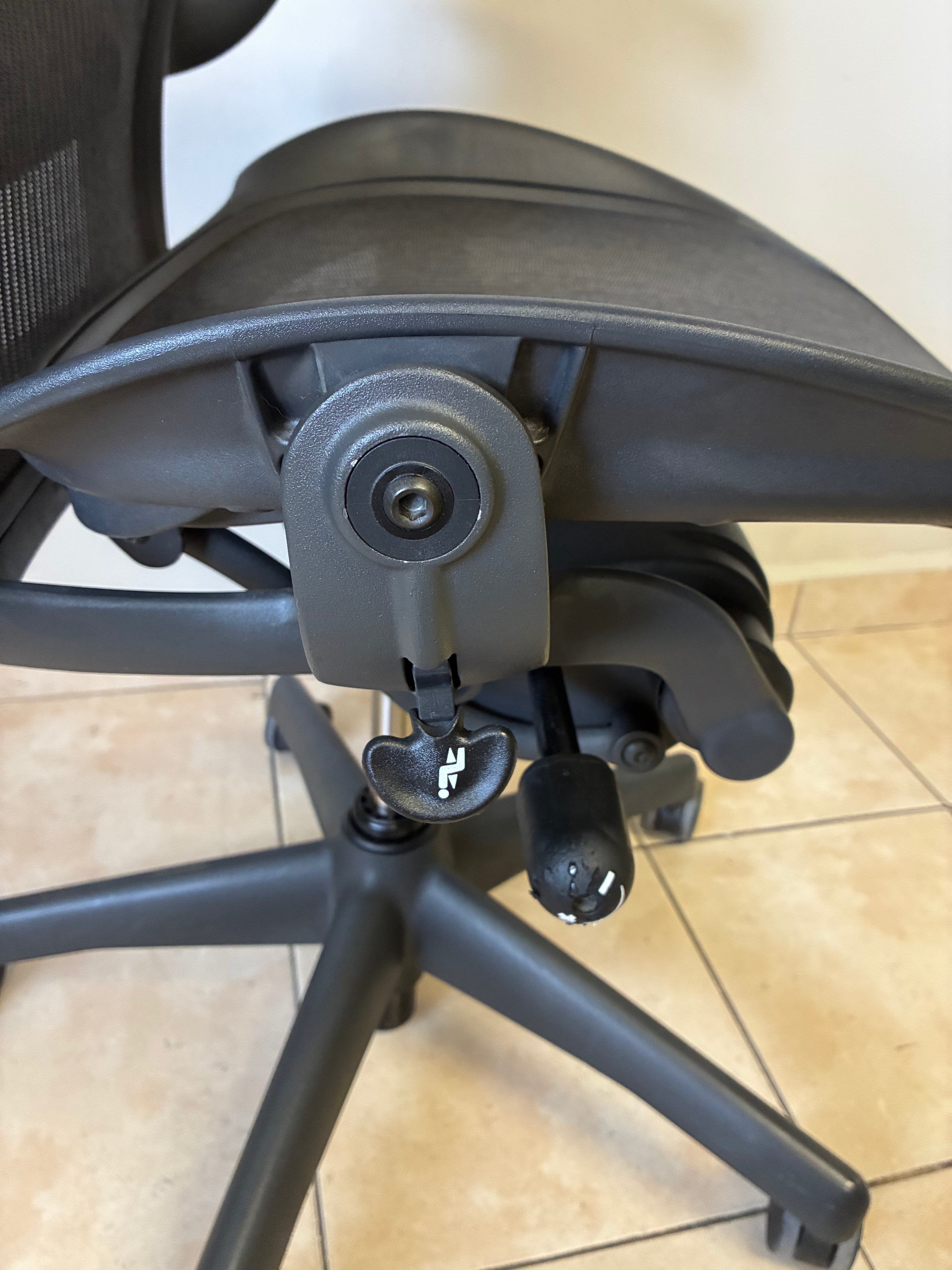 Silla Herman Miller Aeron Classic Talla C Equipada con Brazos Ajustables