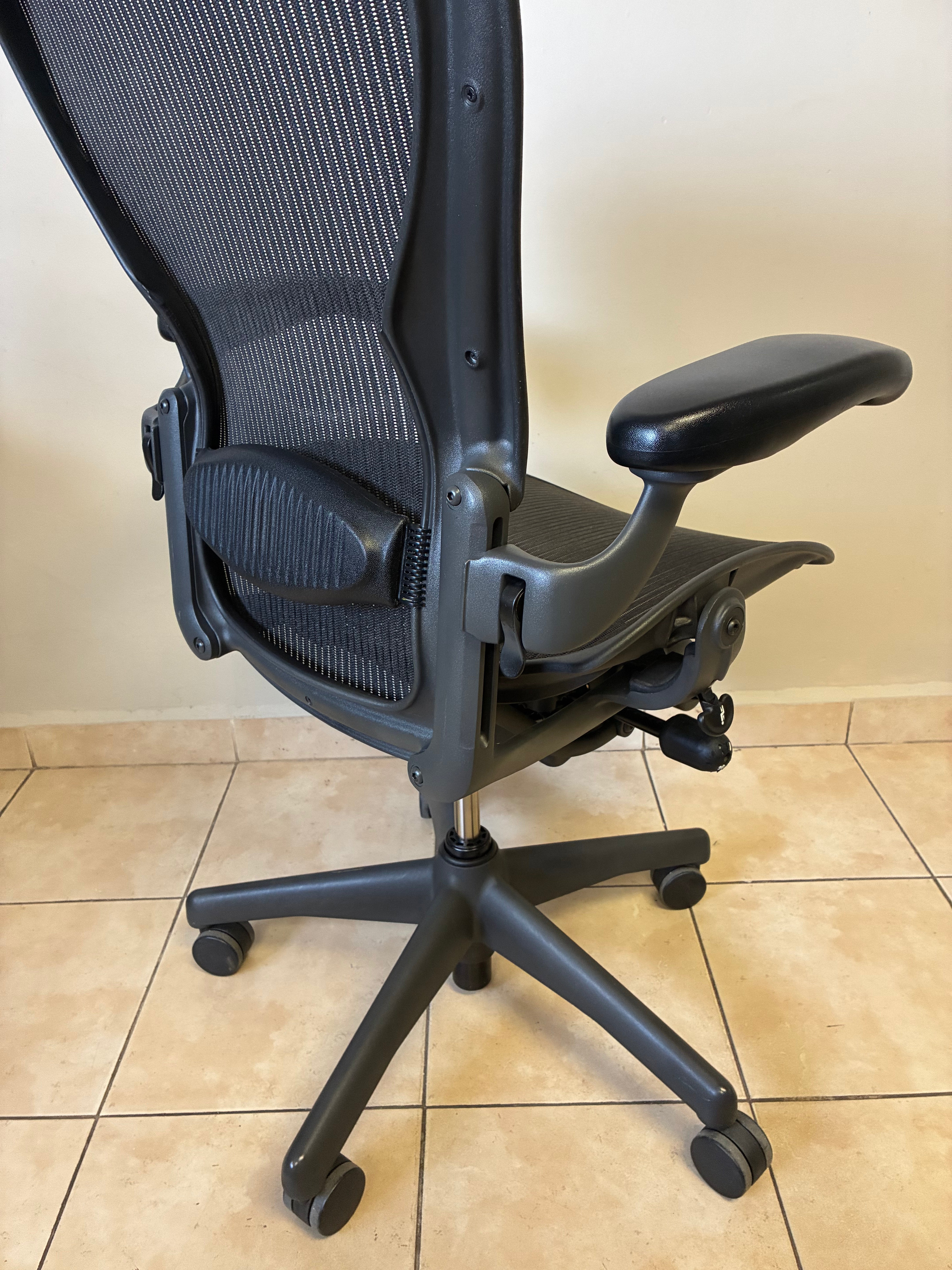 Silla Herman Miller Aeron Classic Talla C Equipada con Brazos Ajustables