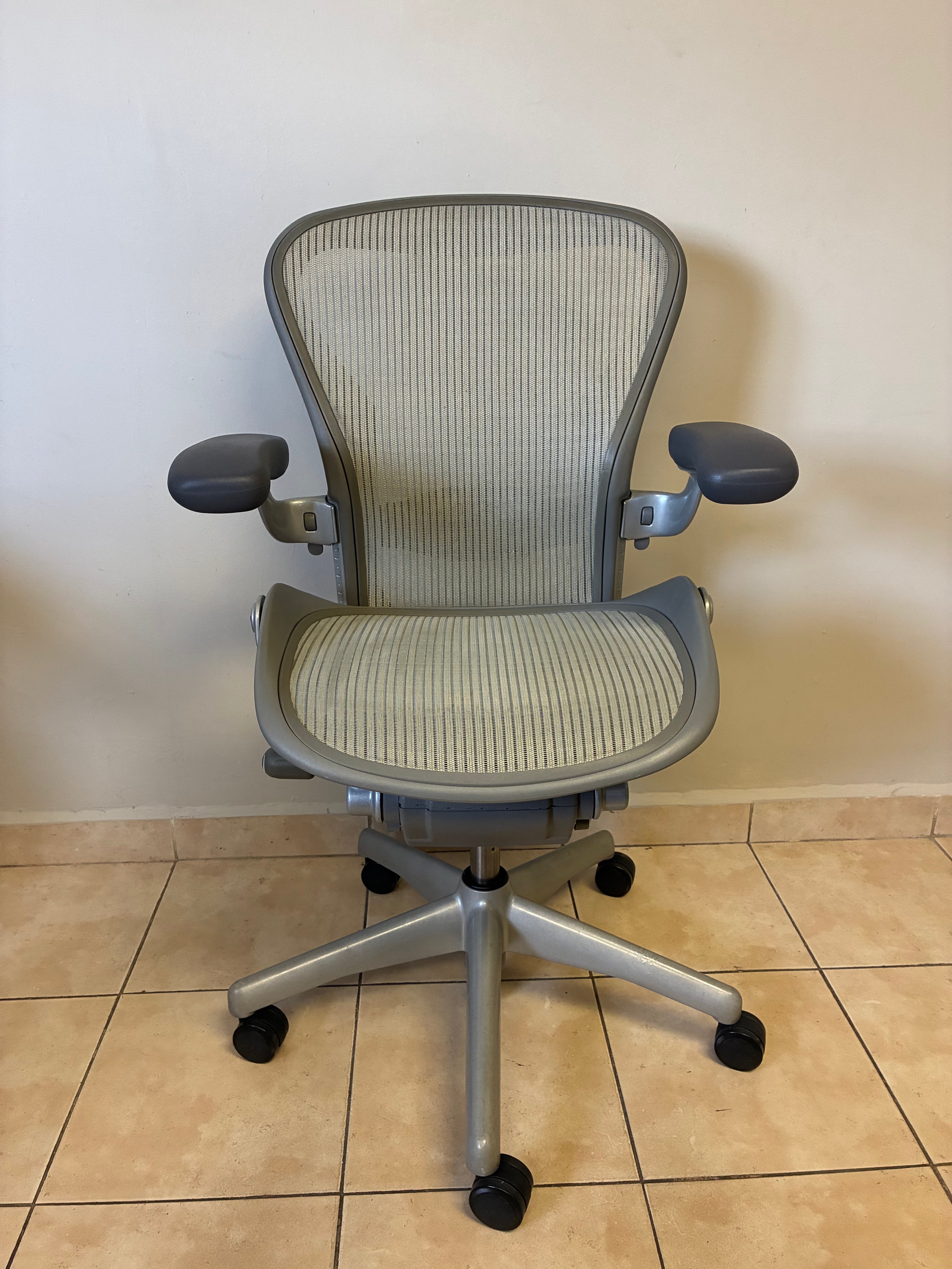Silla Herman Miller Aeron Classic Gris Talla B Equipada con Brazos Ajustables