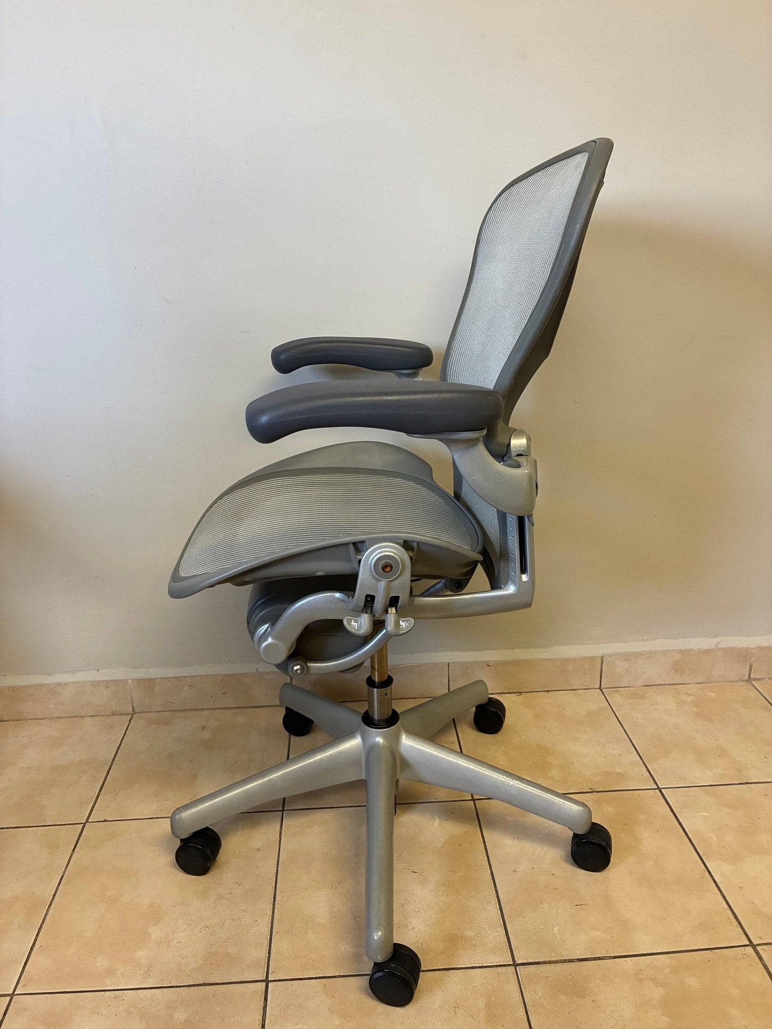 Silla Herman Miller Aeron Classic Gris Talla B Equipada con Brazos Ajustables - vista 2