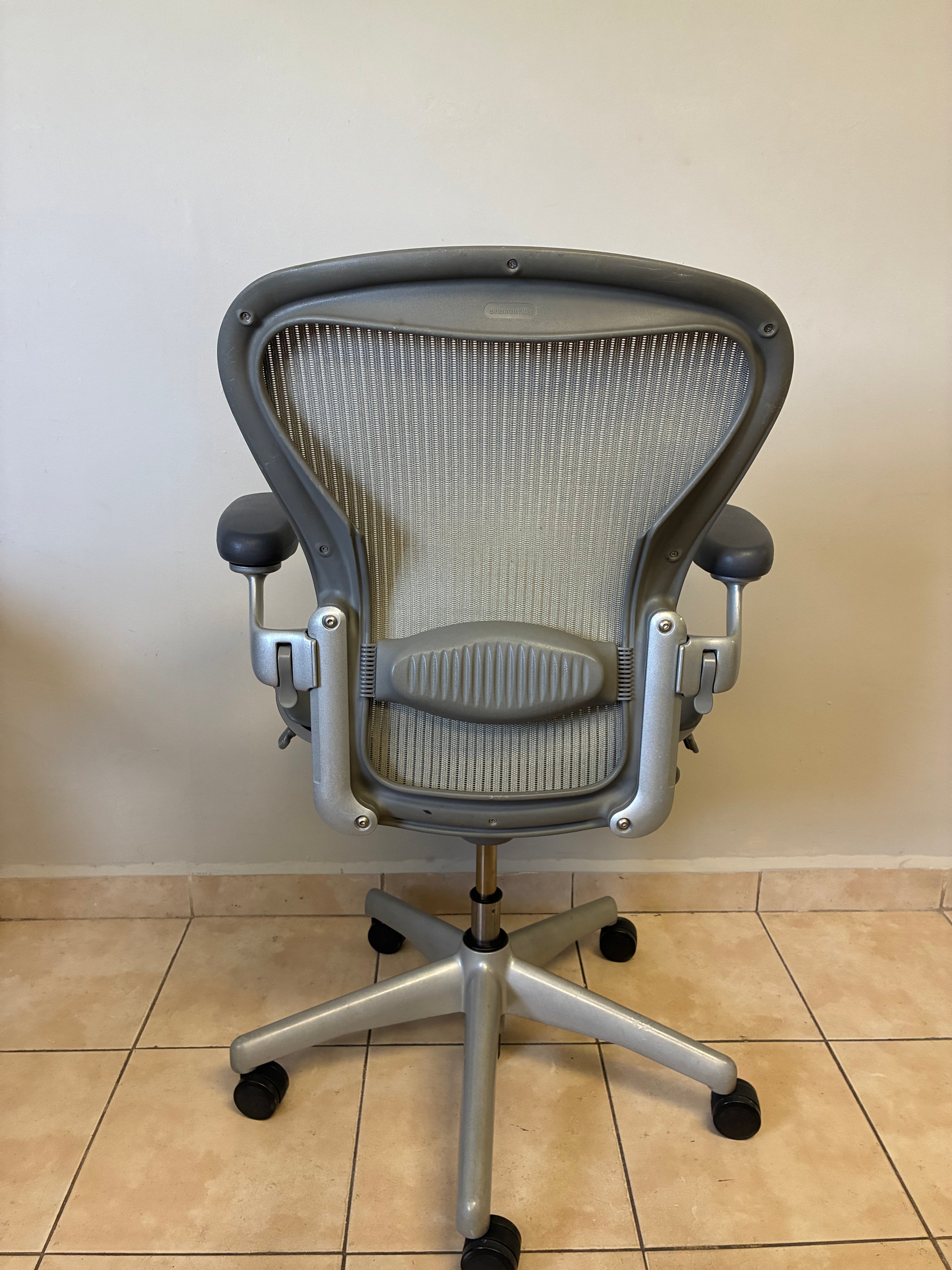 Silla Herman Miller Aeron Classic Gris Talla B Equipada con Brazos Ajustables