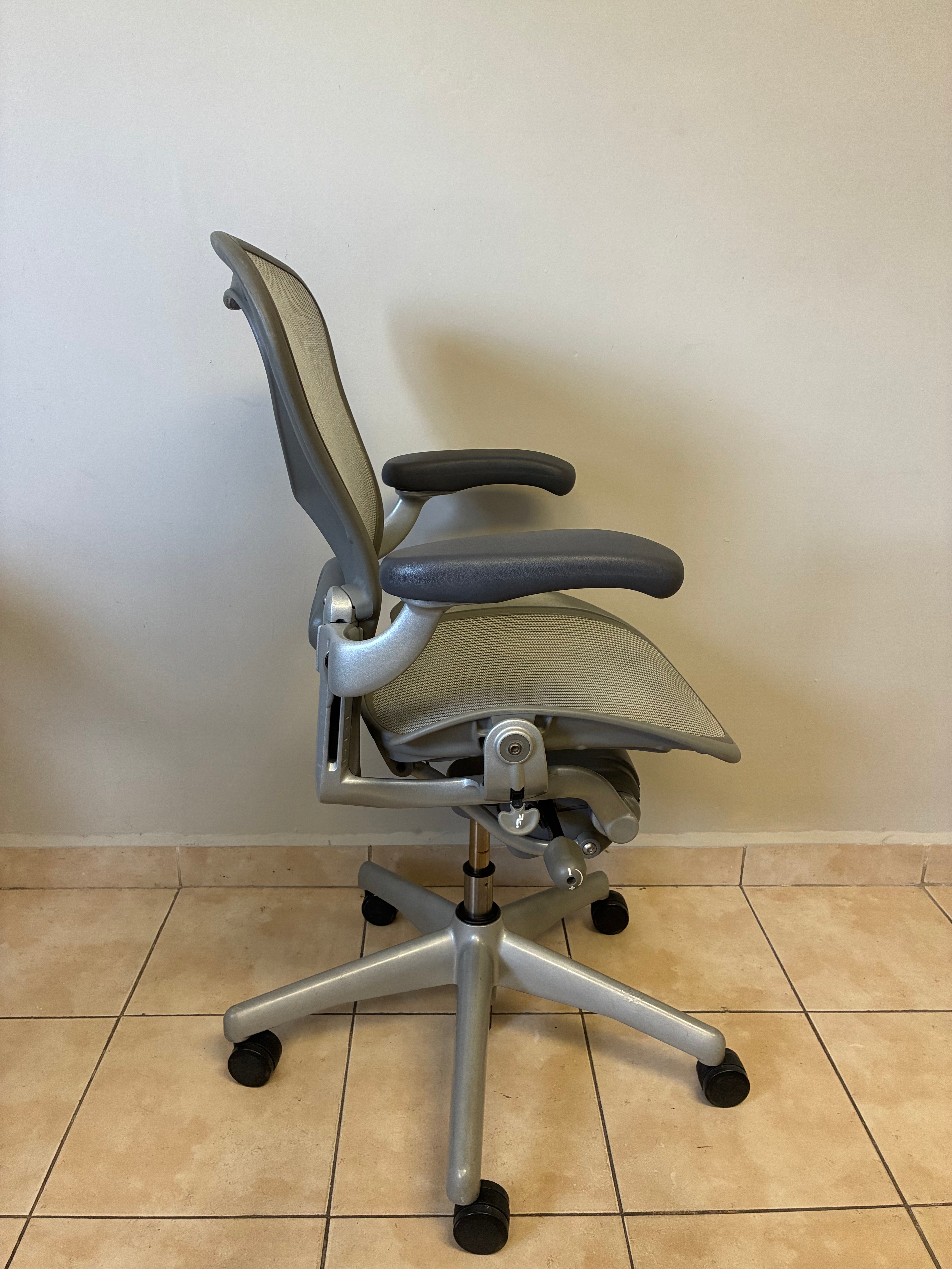 Silla Herman Miller Aeron Classic Gris Talla B Equipada con Brazos Ajustables