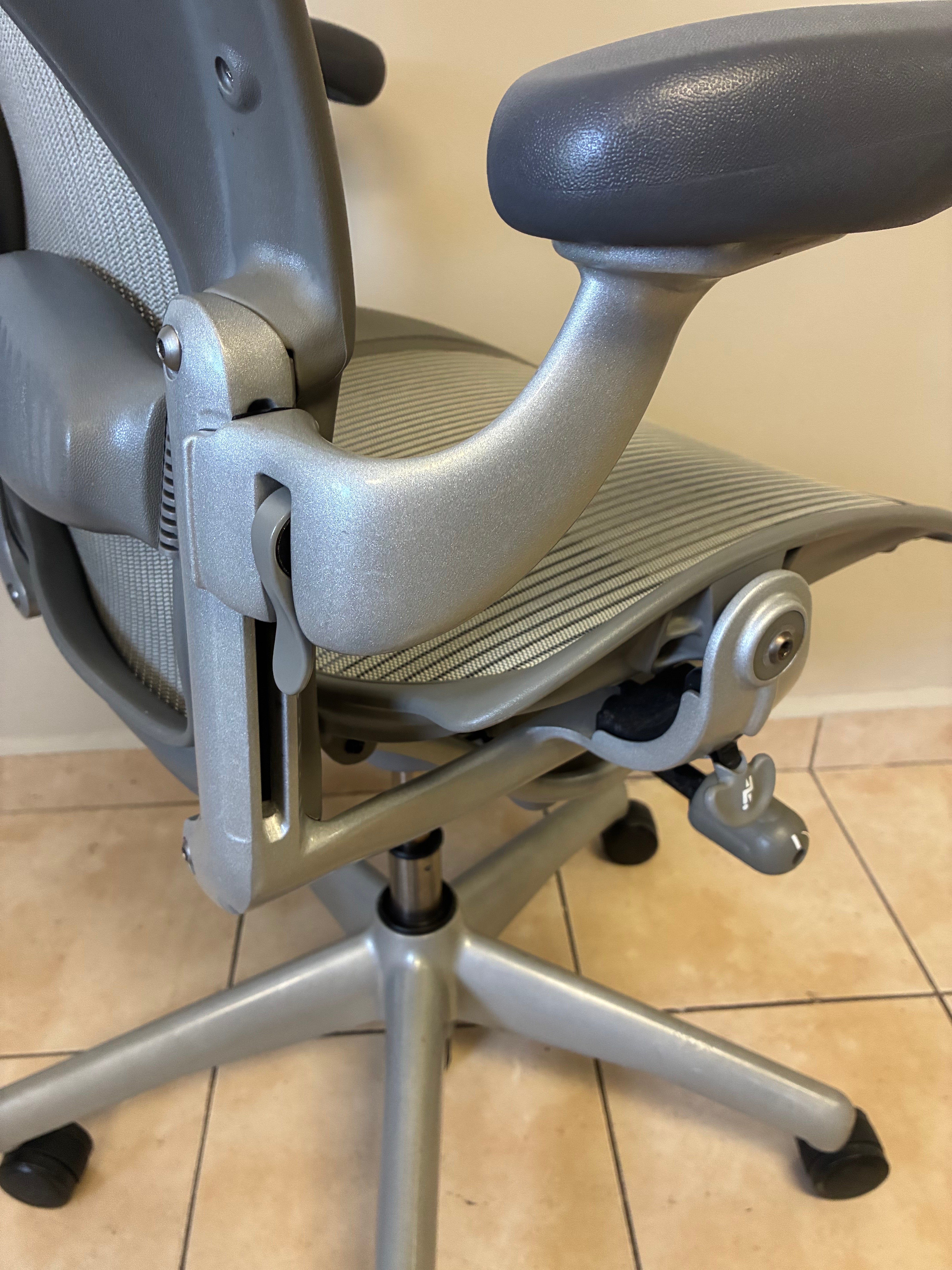 Silla Herman Miller Aeron Classic Gris Talla B Equipada con Brazos Ajustables