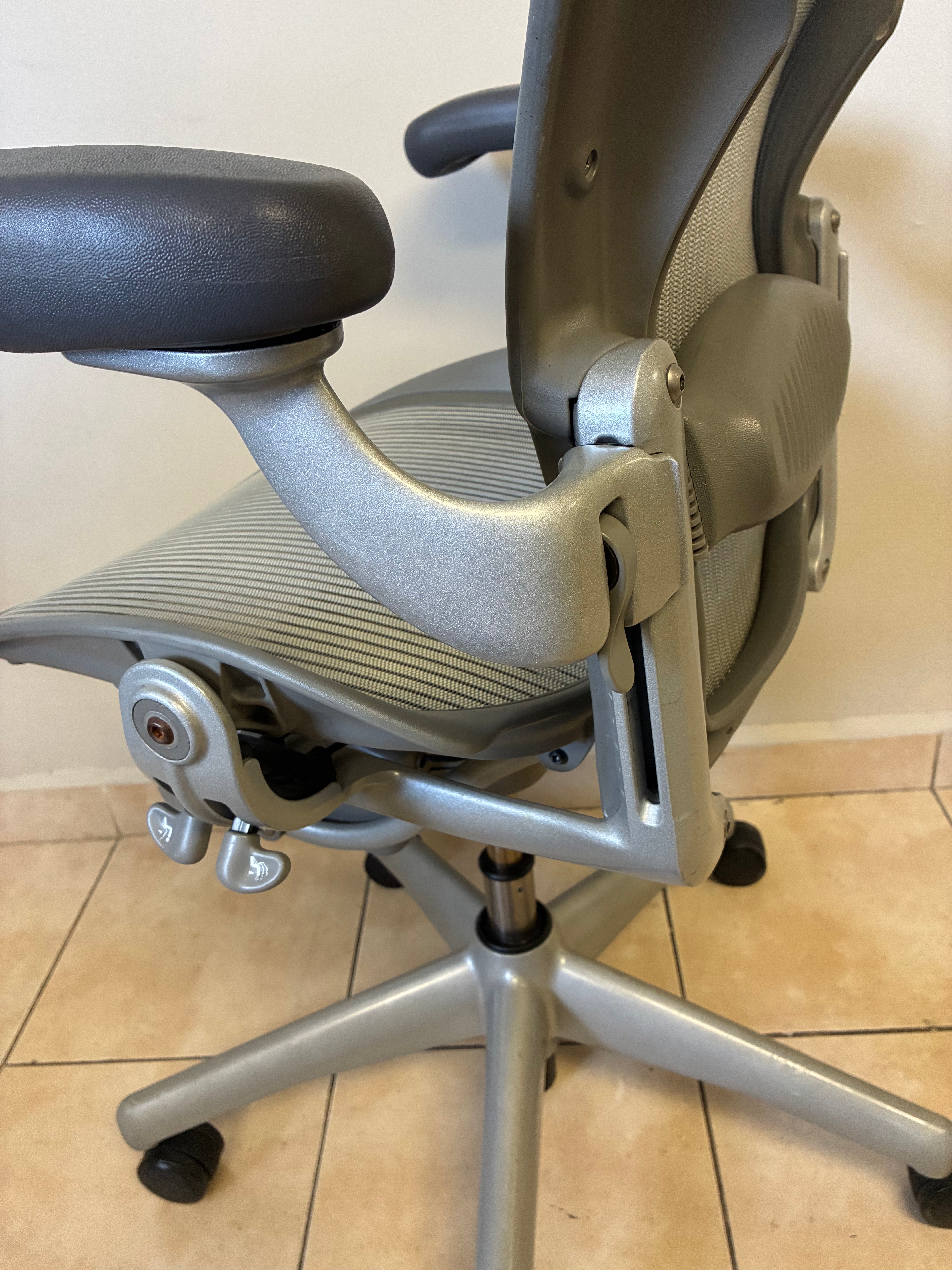Silla Herman Miller Aeron Classic Gris Talla B Equipada con Brazos Ajustables