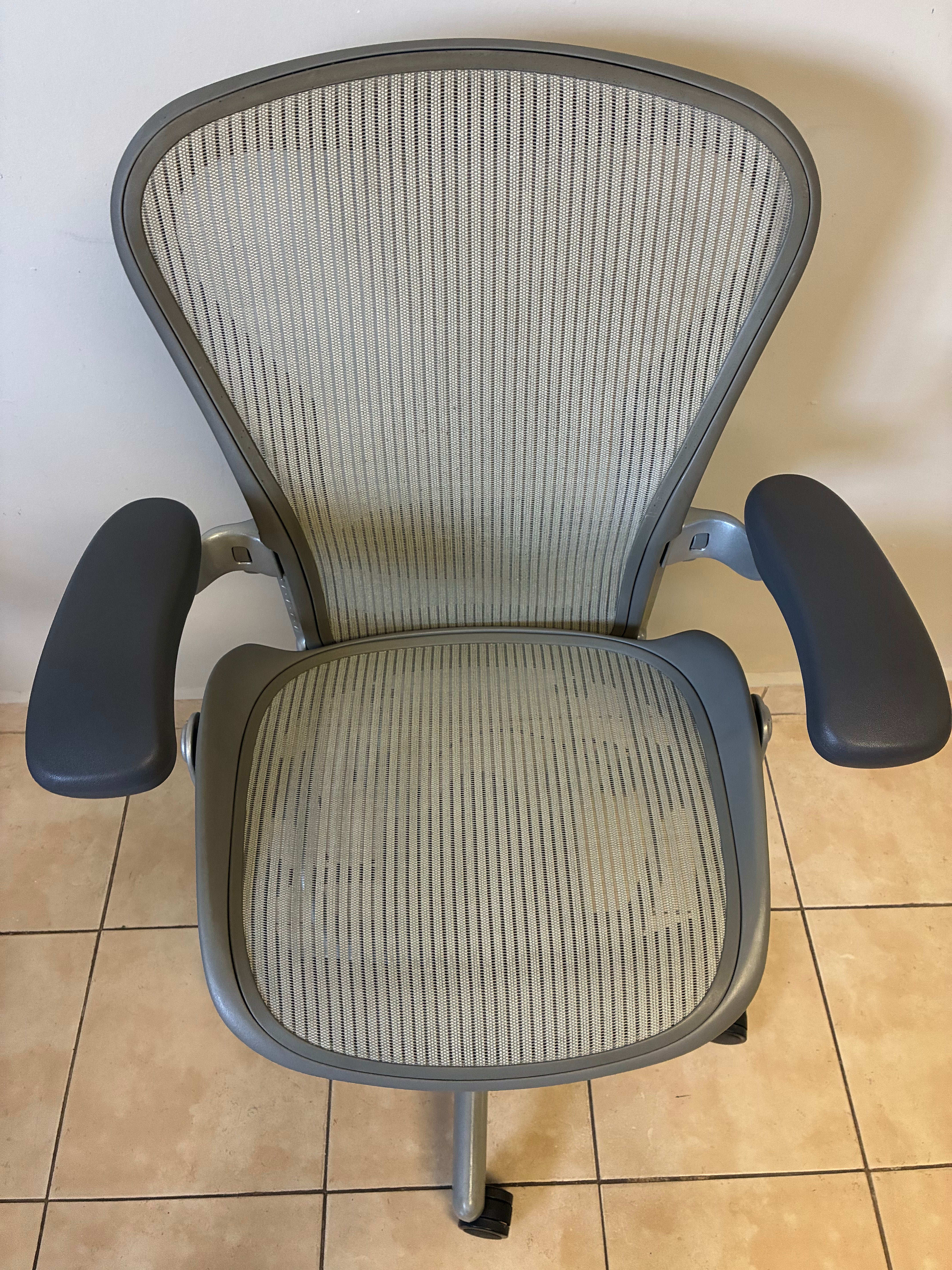 Silla Herman Miller Aeron Classic Gris Talla B Equipada con Brazos Ajustables