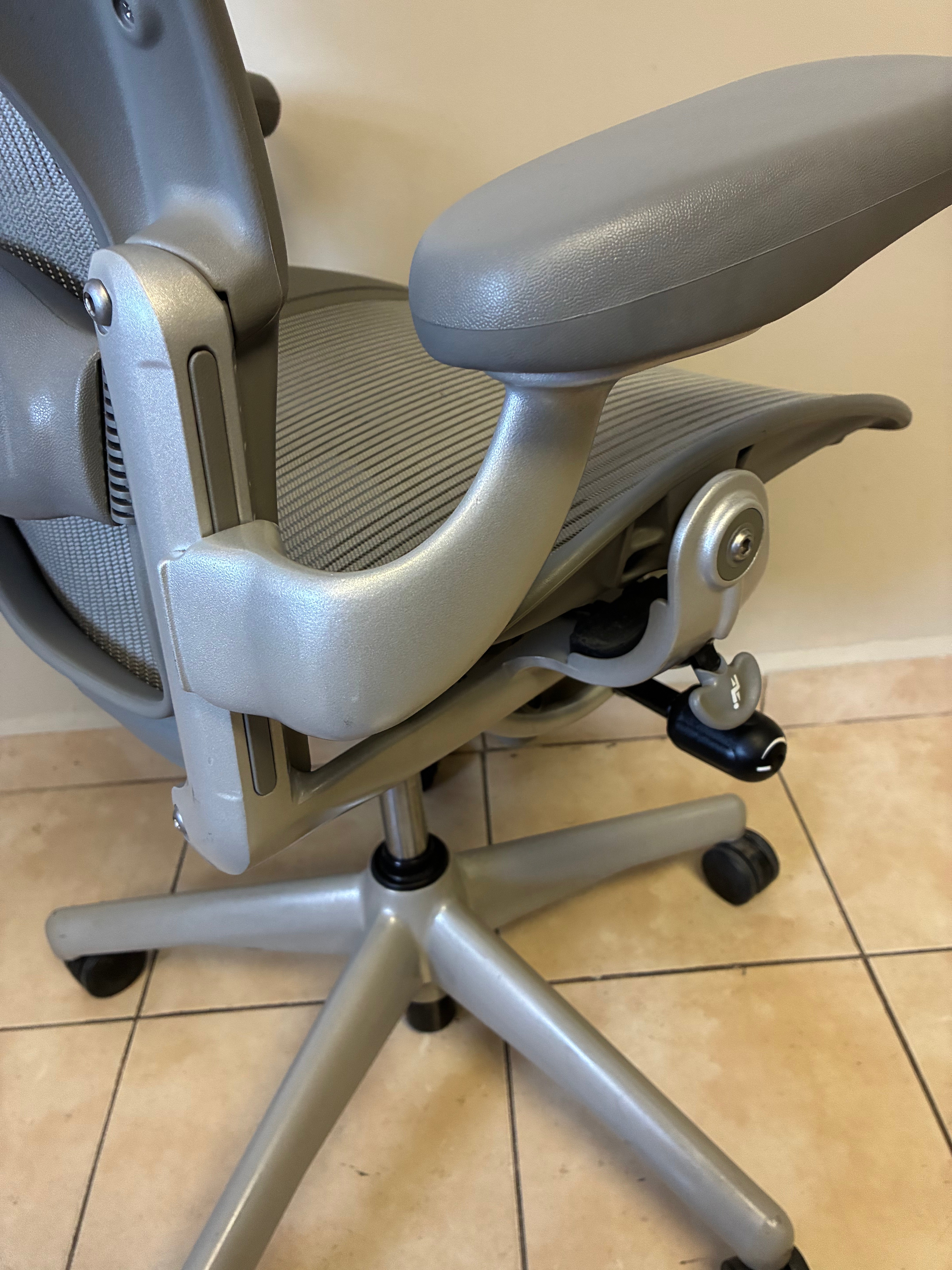 Silla Herman Miller Aeron Classic Gris Talla B con Bloqueo