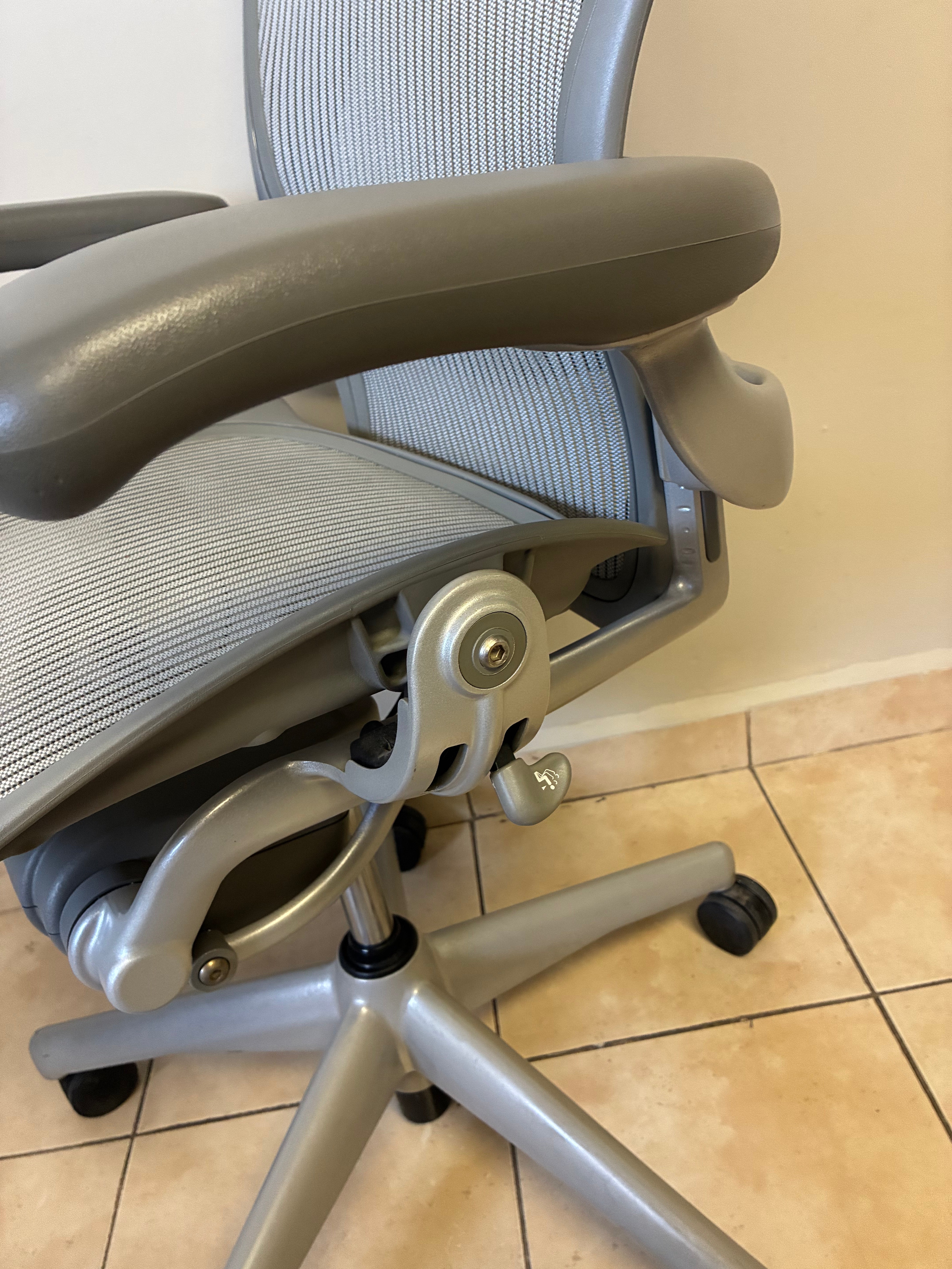 Silla Herman Miller Aeron Classic Gris Talla B con Bloqueo