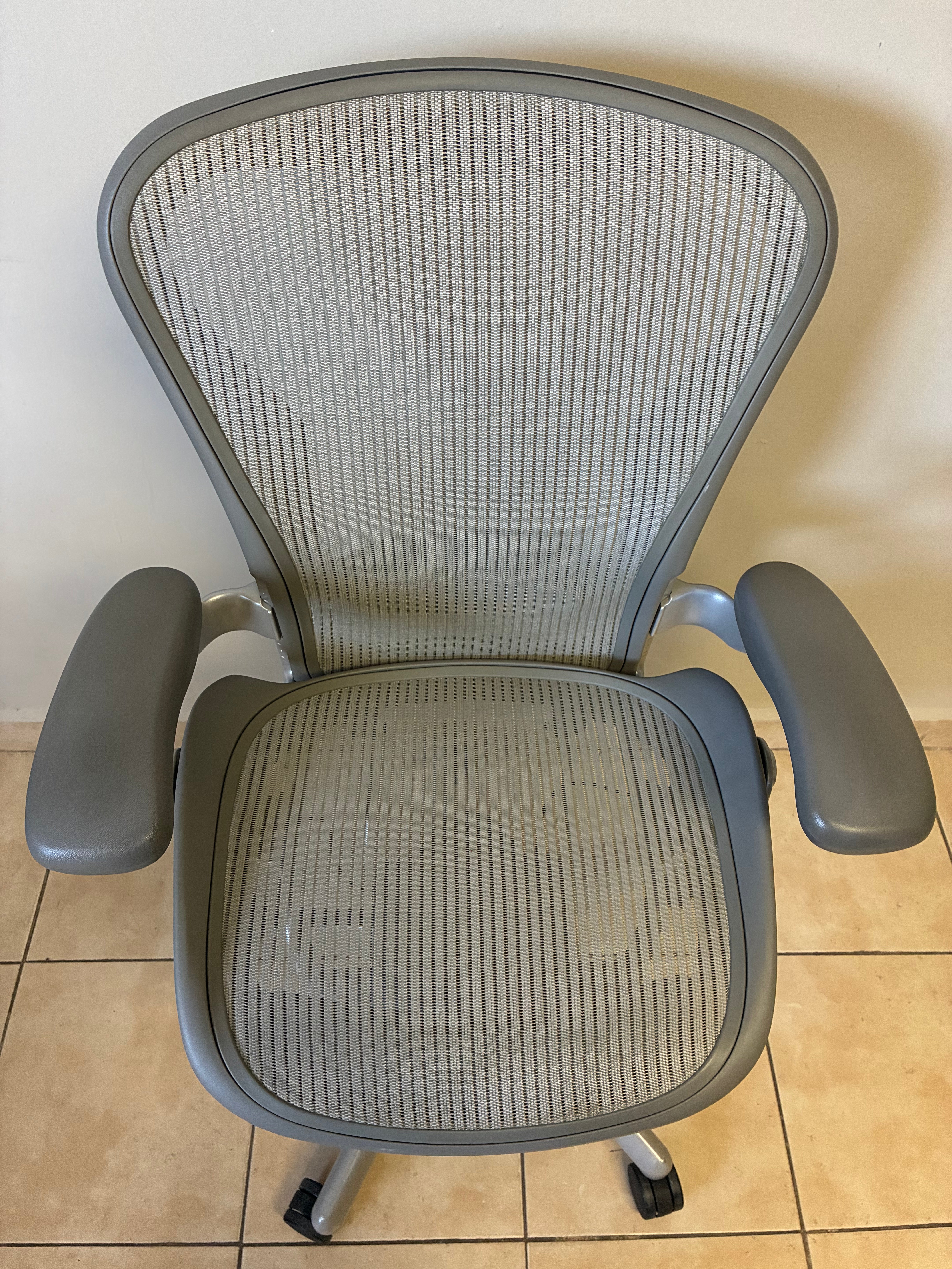 Silla Herman Miller Aeron Classic Gris Talla B con Bloqueo