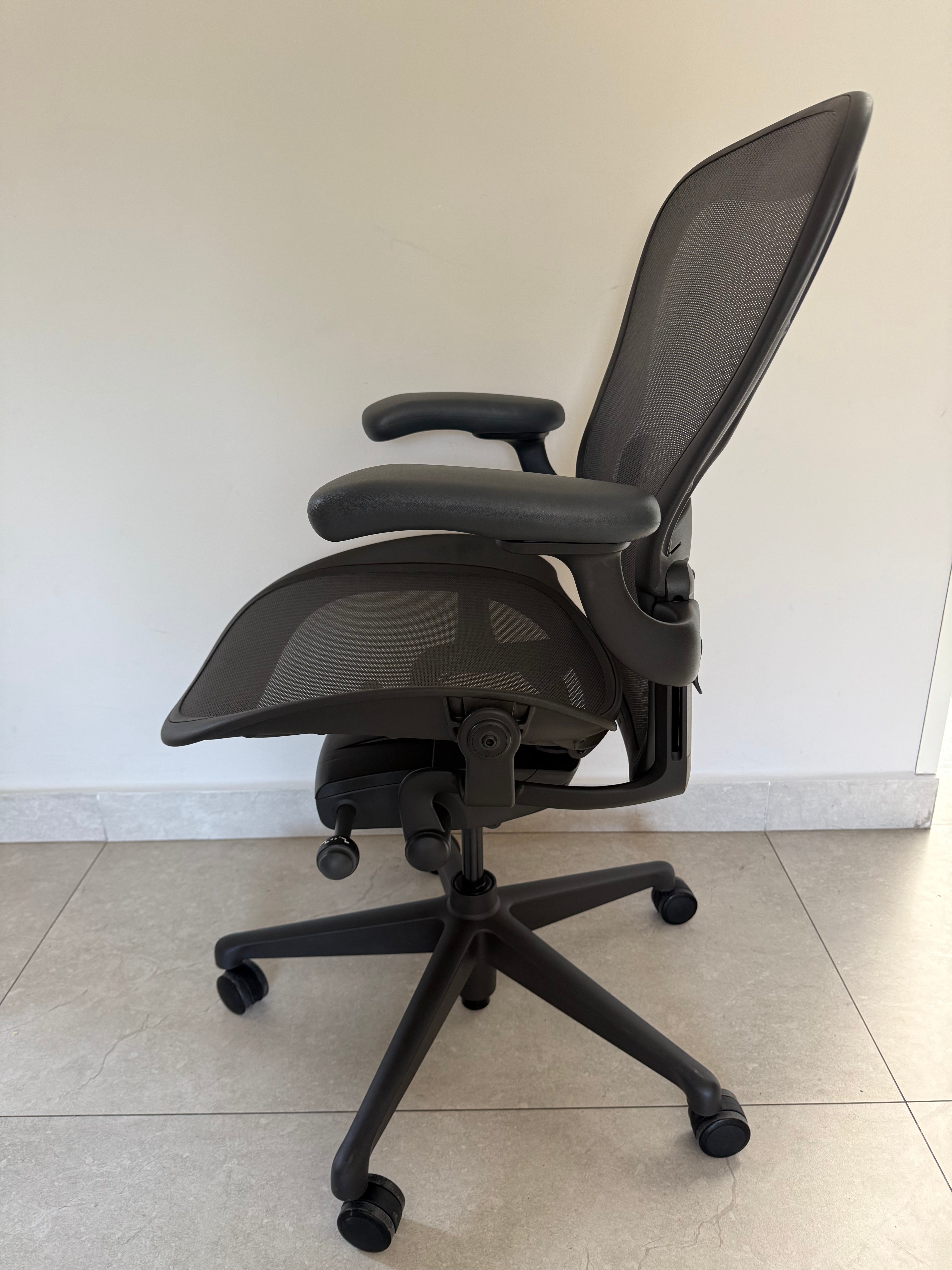 Aeron Herman Miller Grafito Remastered Talla C - Preowned