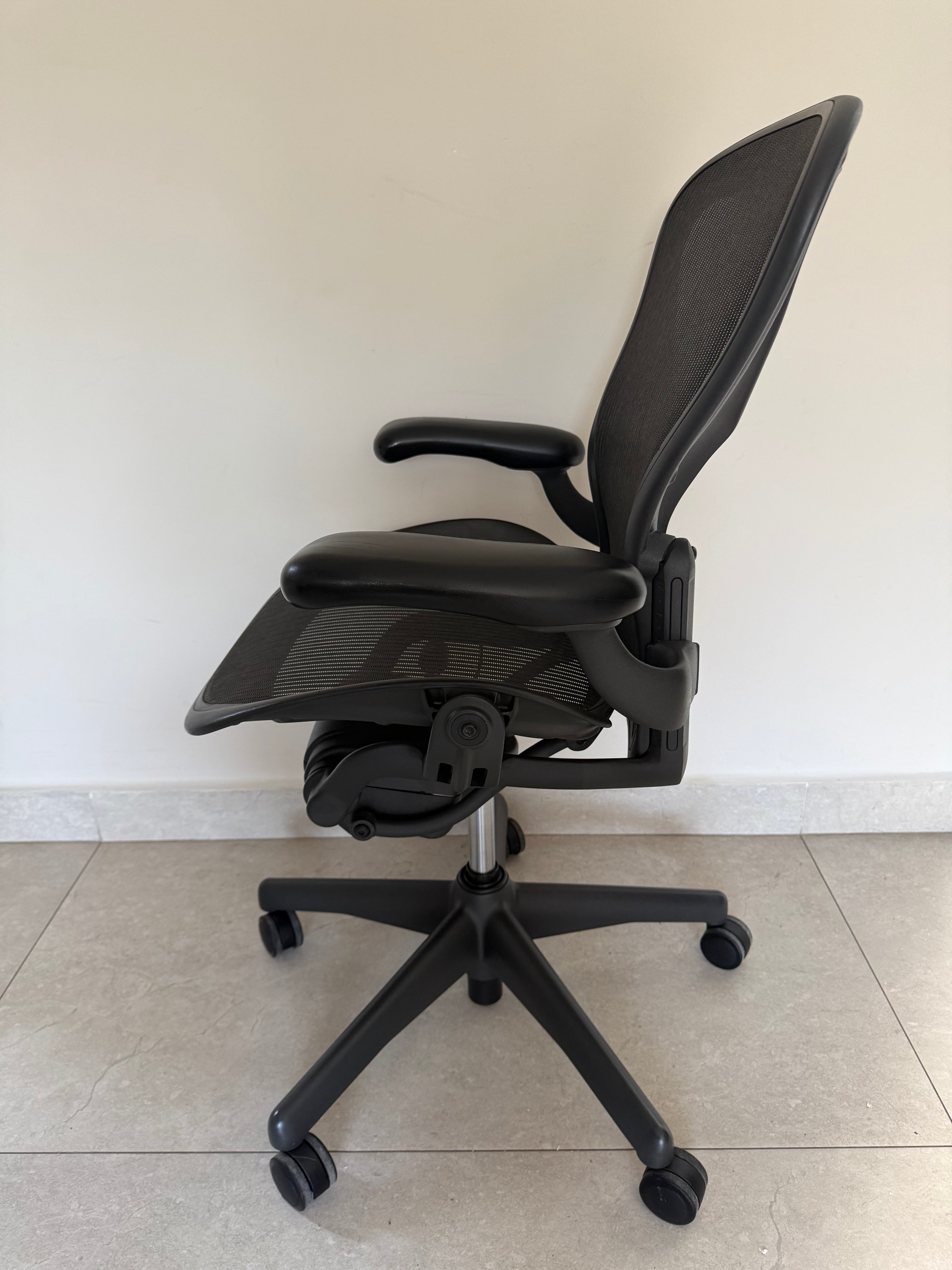 Aeron Herman Miller Classic Grafito Talla B - Preowned