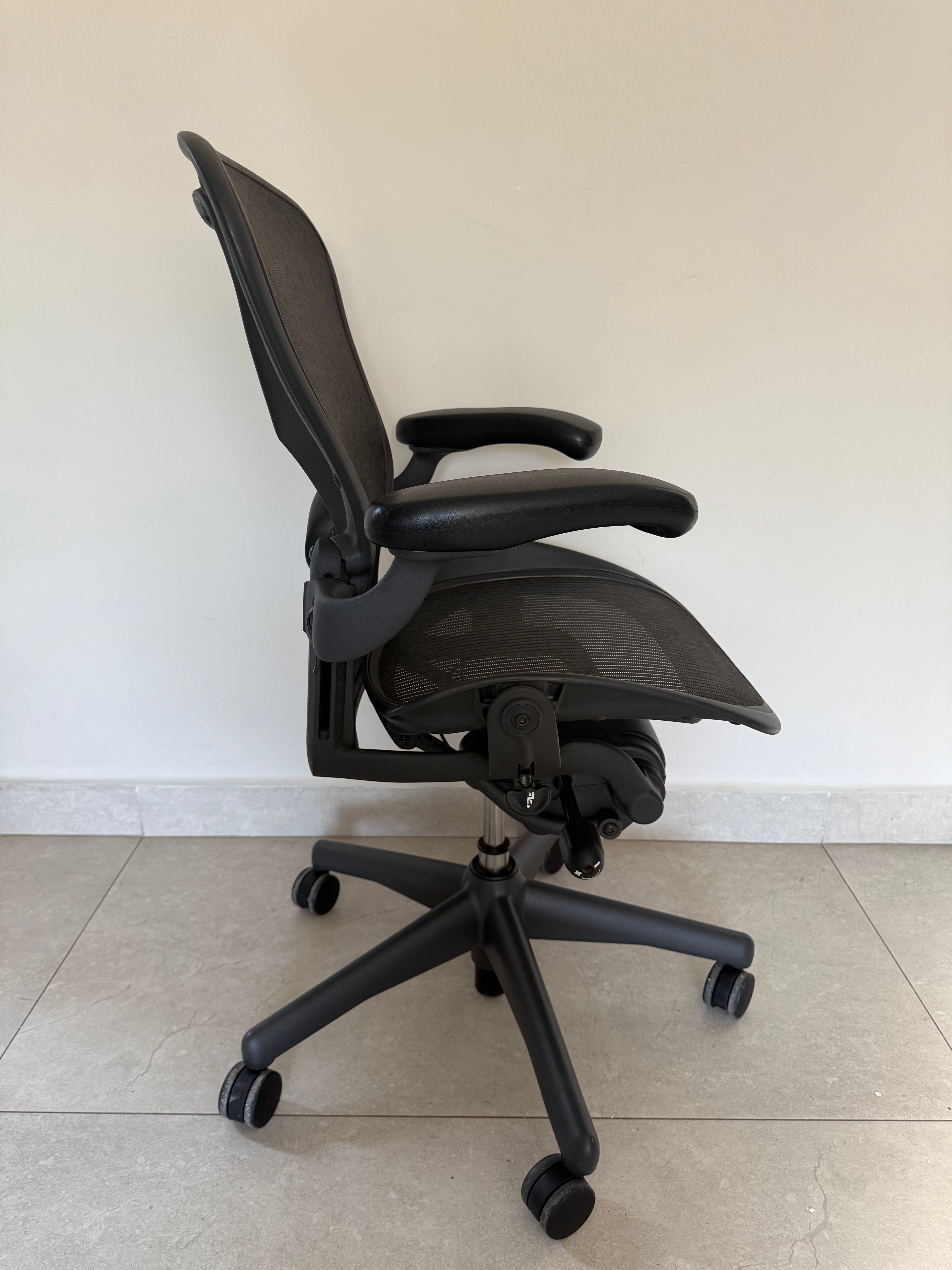 Aeron Herman Miller Classic Grafito B Equipada - Preowned