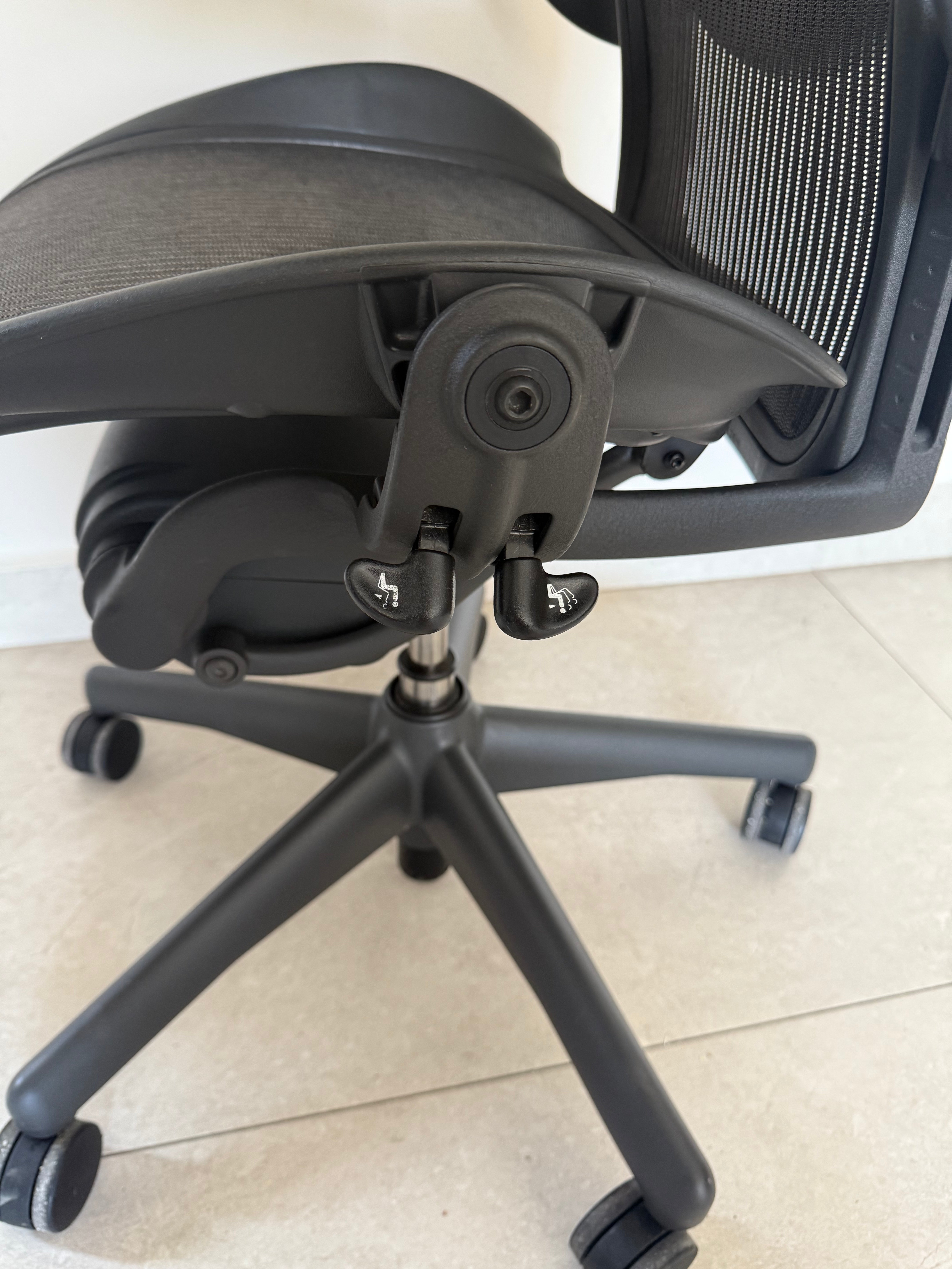 Aeron Herman Miller Classic Grafito B Equipada - Preowned