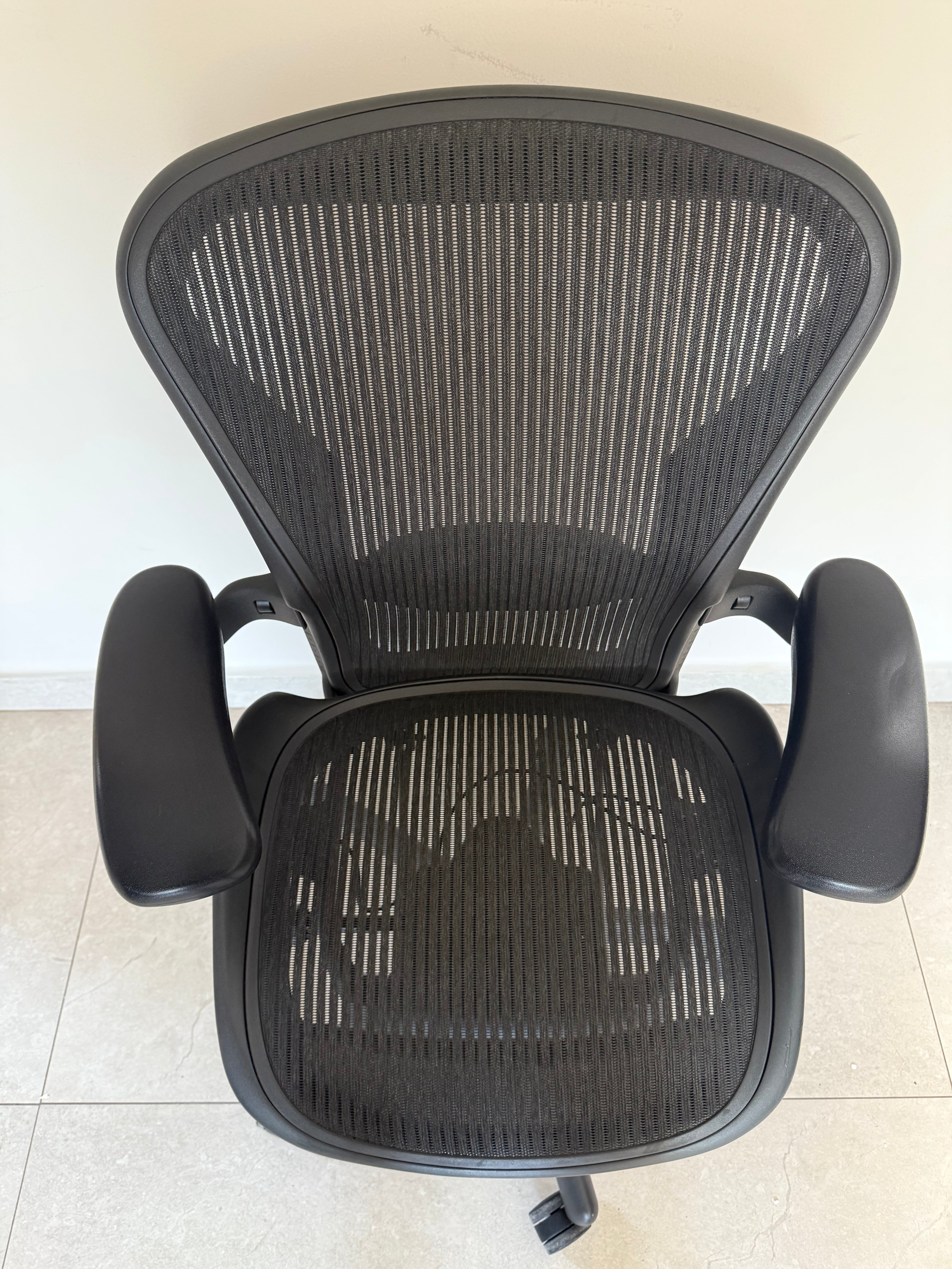 Aeron Herman Miller Classic Grafito B Equipada - Preowned