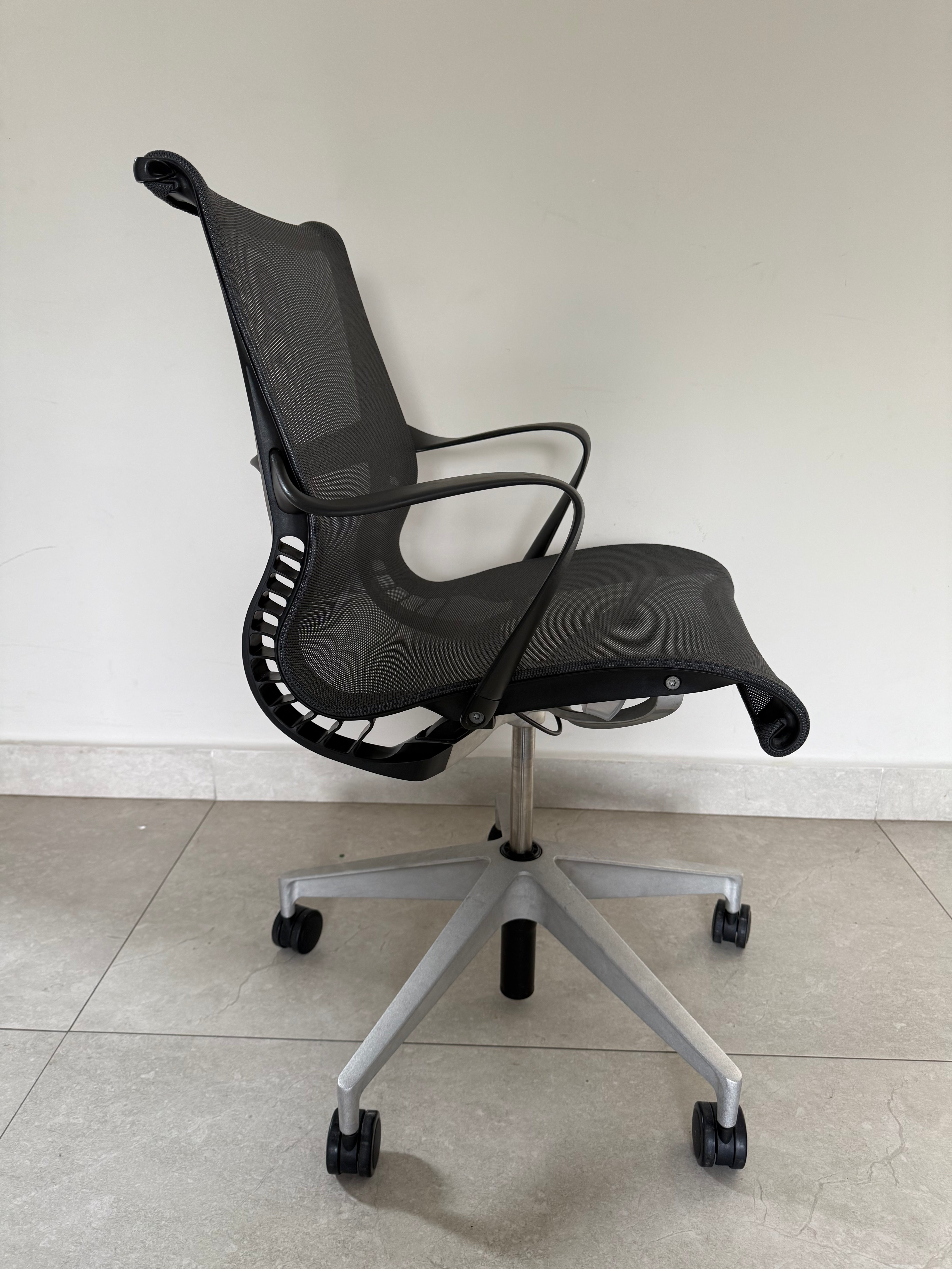 Silla Setu Gris Herman Miller de exhibicion