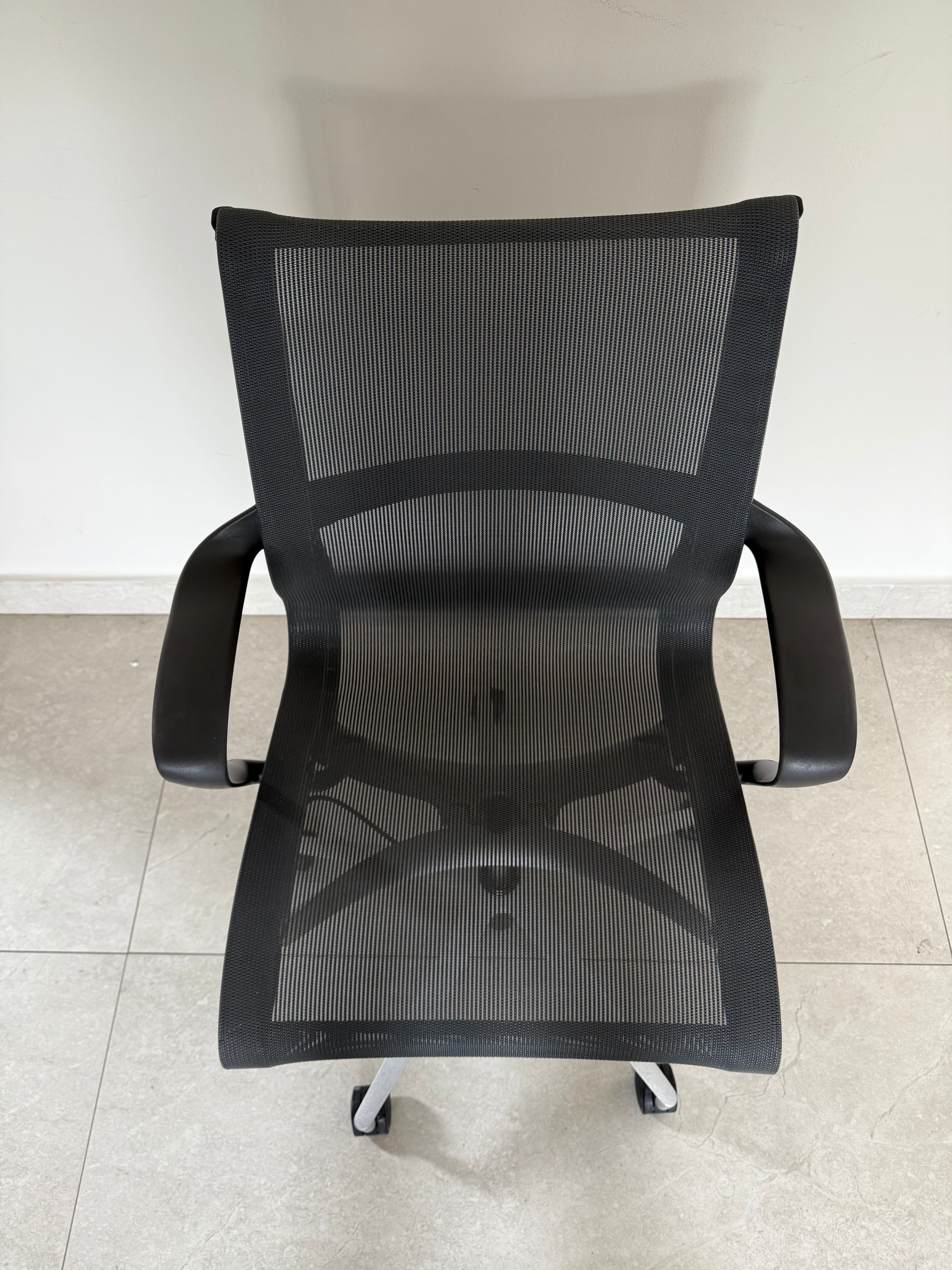 Silla Setu Gris Herman Miller de exhibicion
