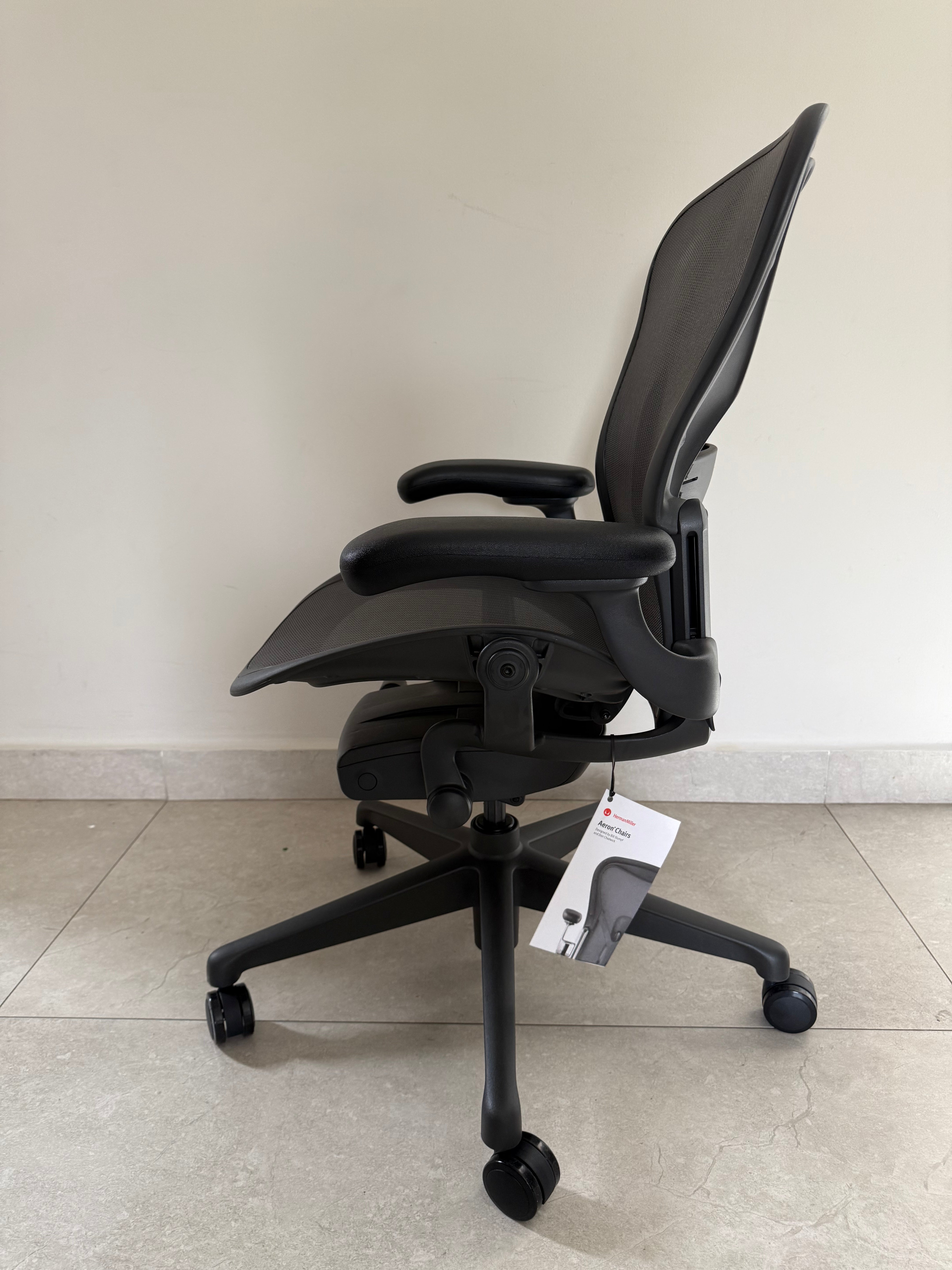 Aeron Remastered Grafito talla B Exhibición