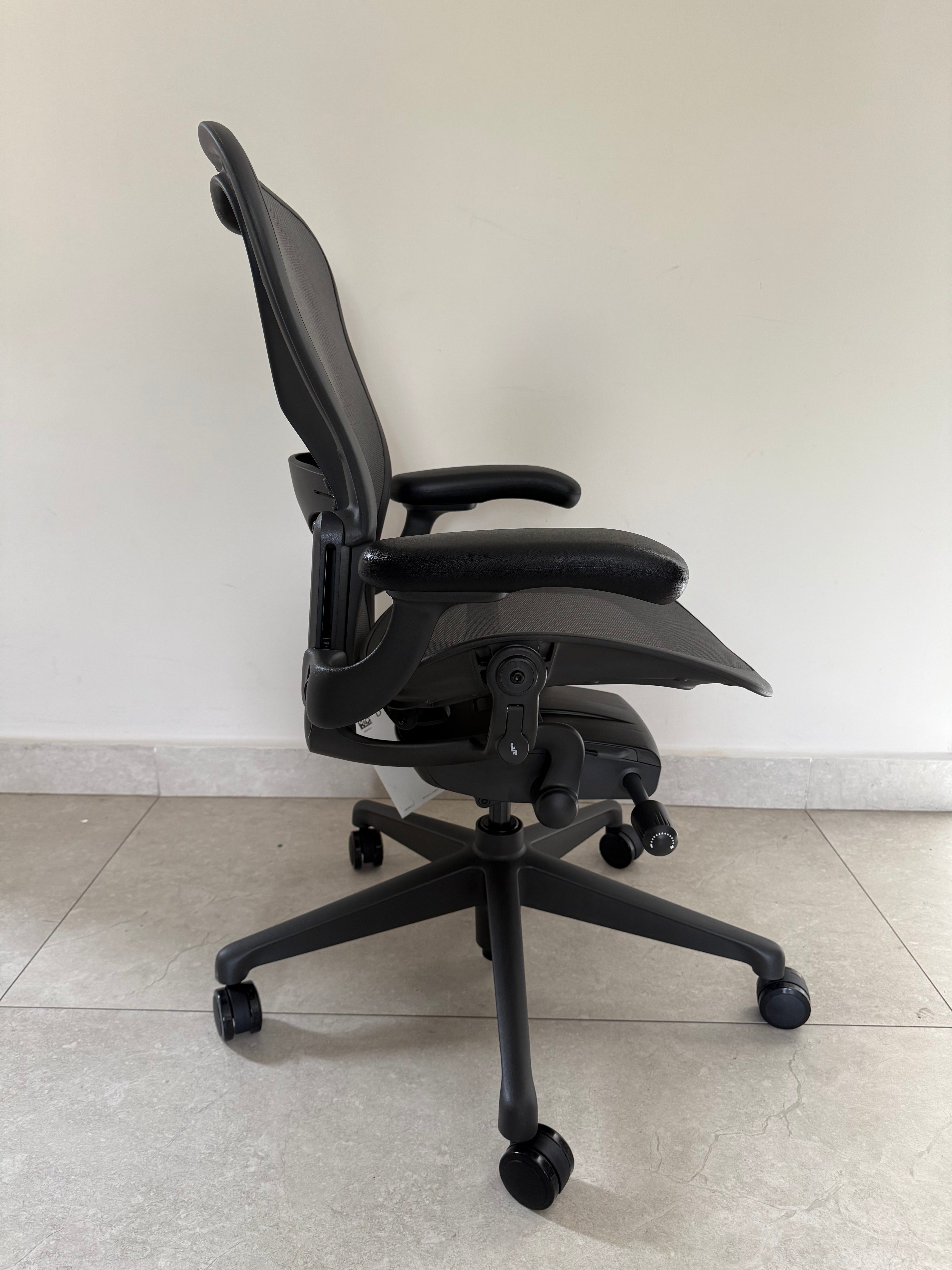 Aeron Remastered Grafito talla B Exhibición