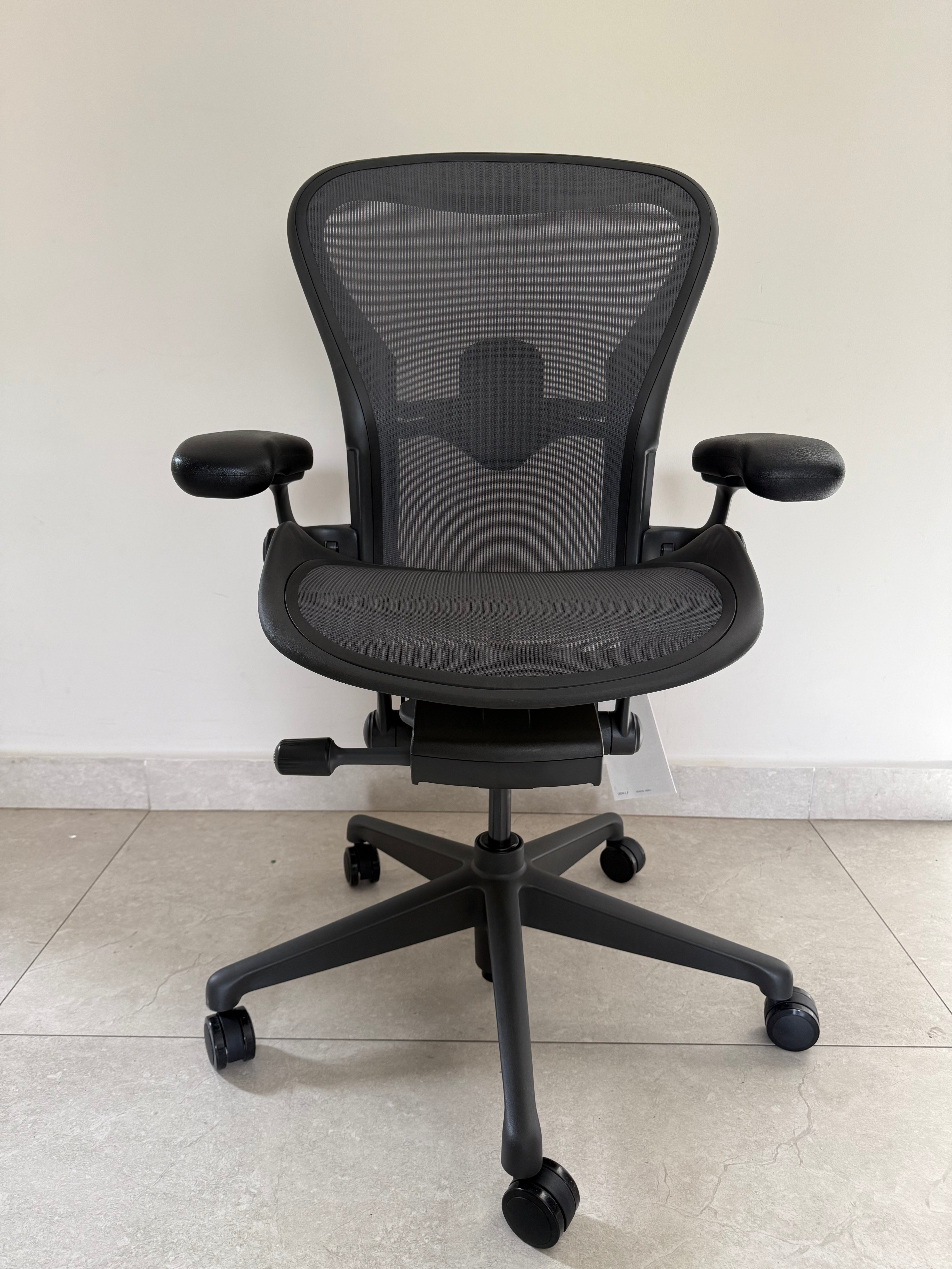 Aeron Remastered Grafito talla B Exhibición