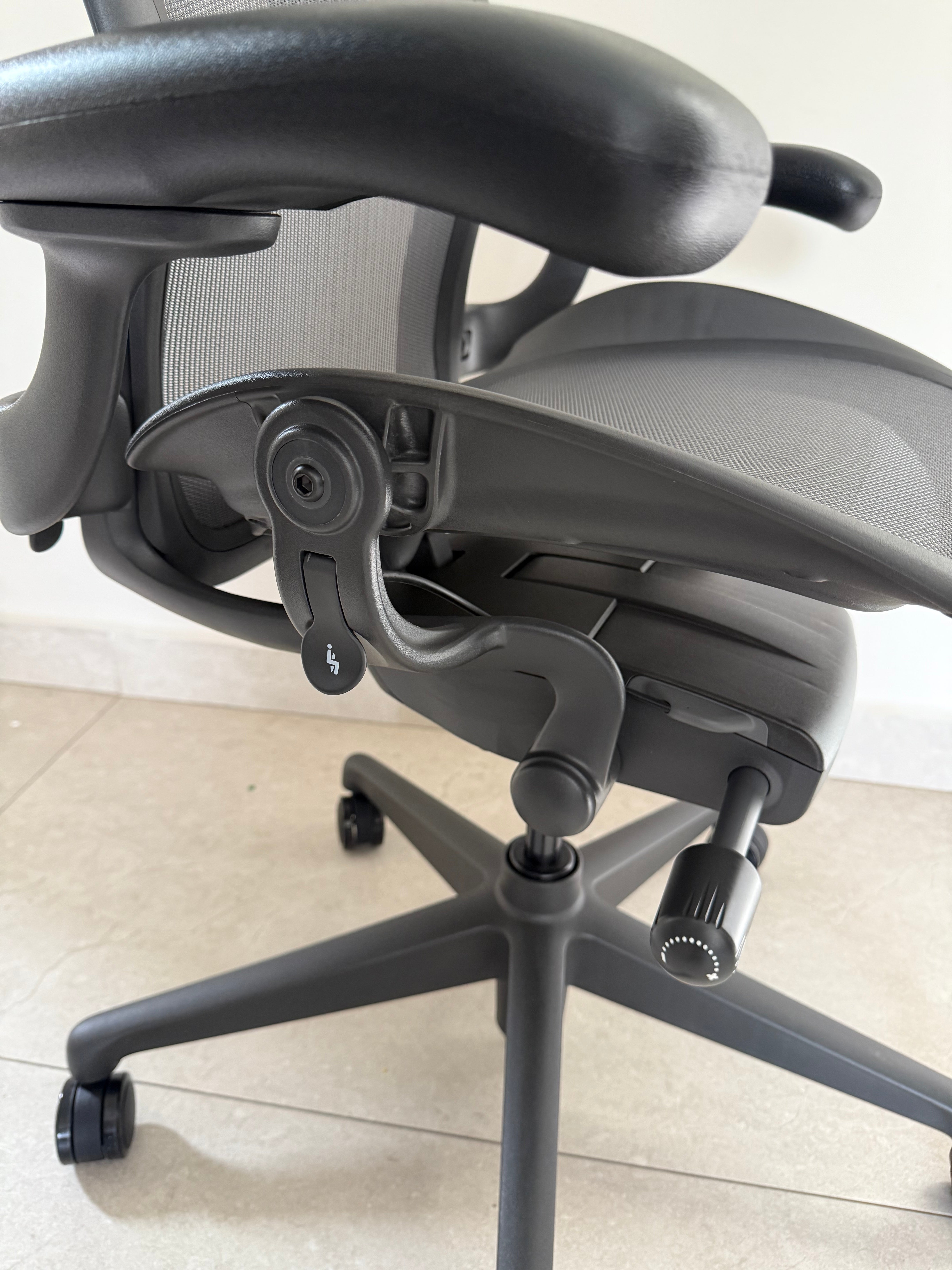 Aeron Remastered Grafito talla B Exhibición