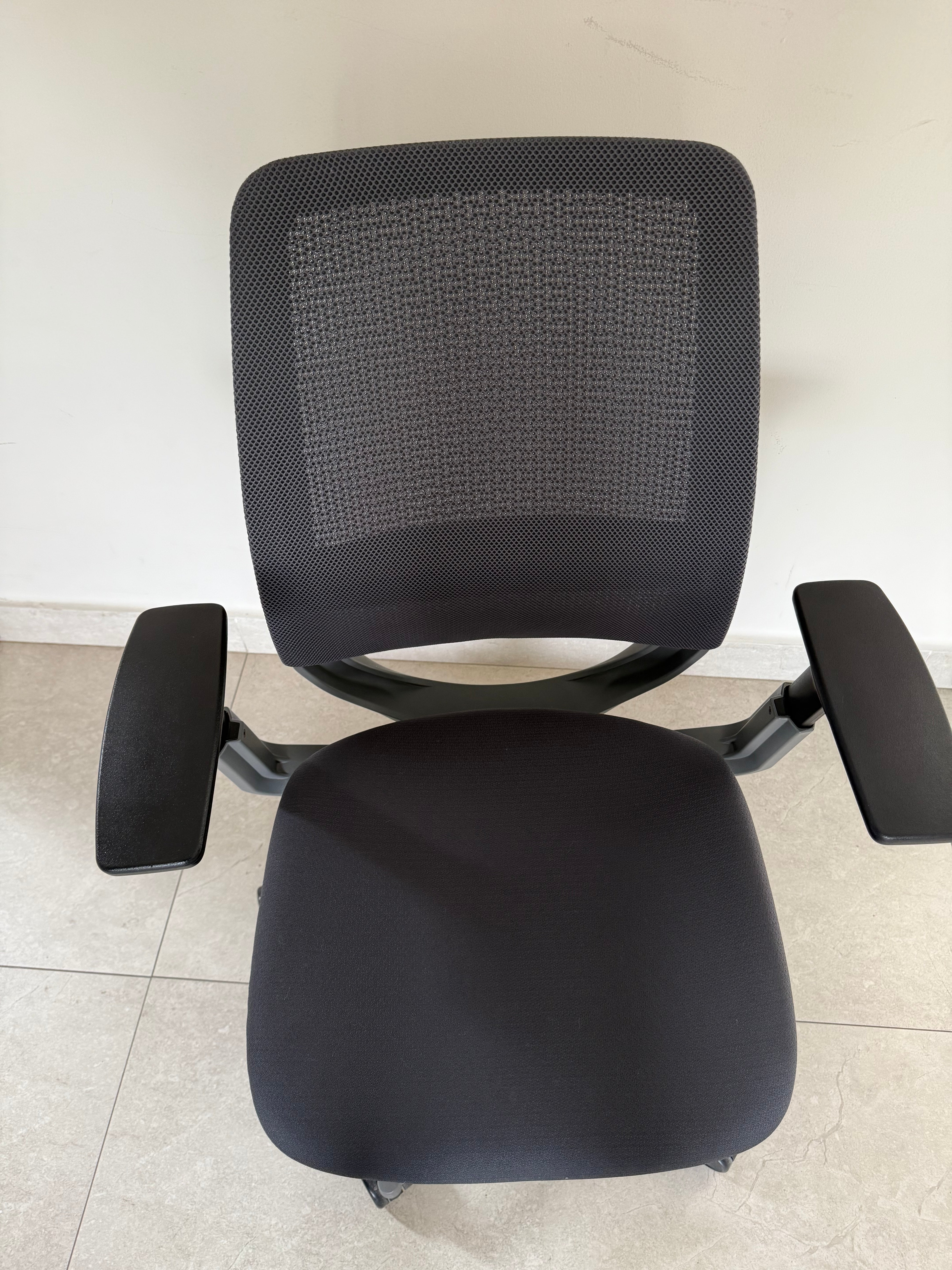 Steelcase Amia Gris de Exhibicion