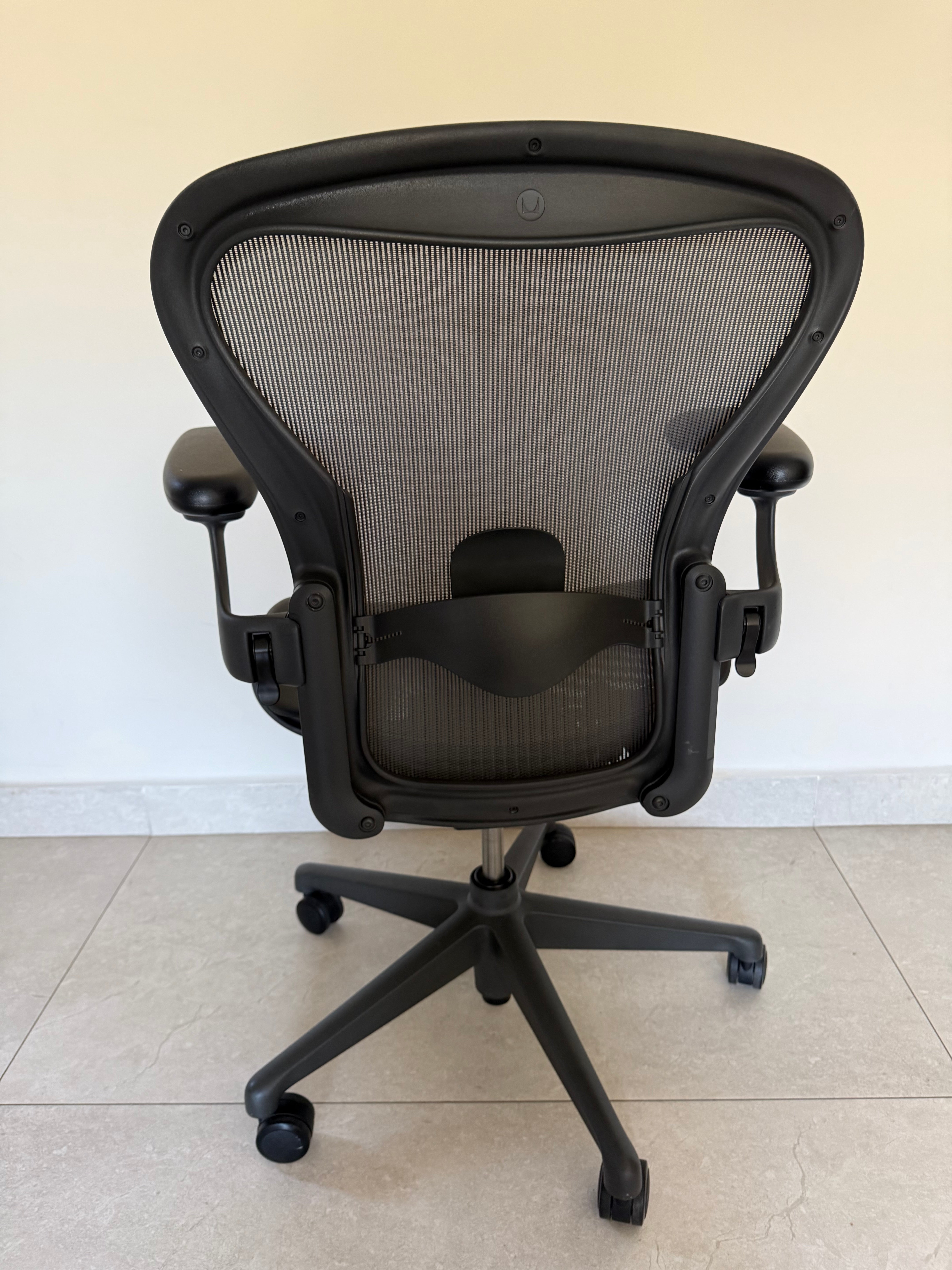 Aeron Herman Miller Grafito Remastered Talla B - Preowned