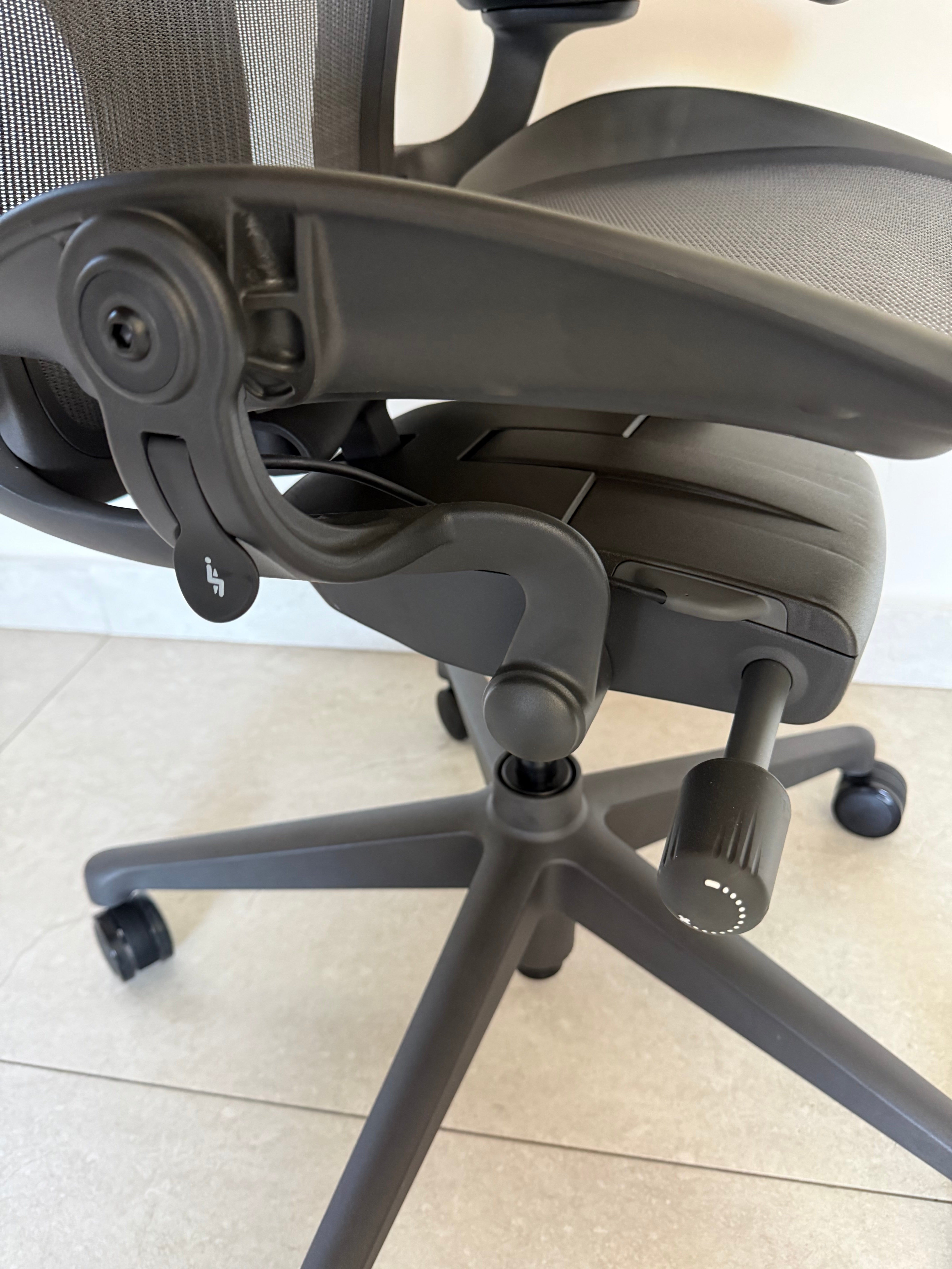 Aeron Herman Miller Grafito Soporte Y Talla B - Exhibicion
