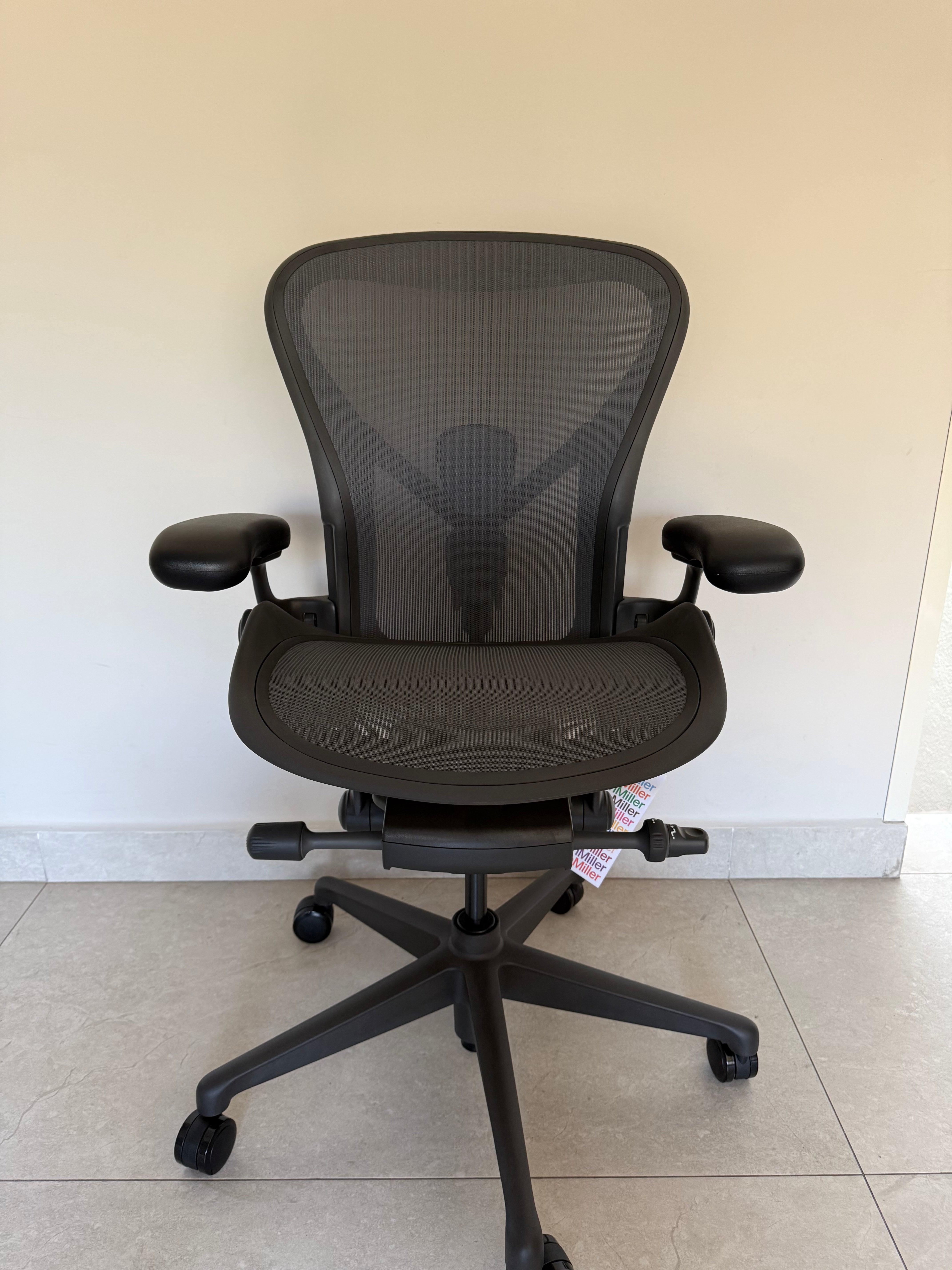 Aeron Herman Miller B Grafito Equipada - Nueva