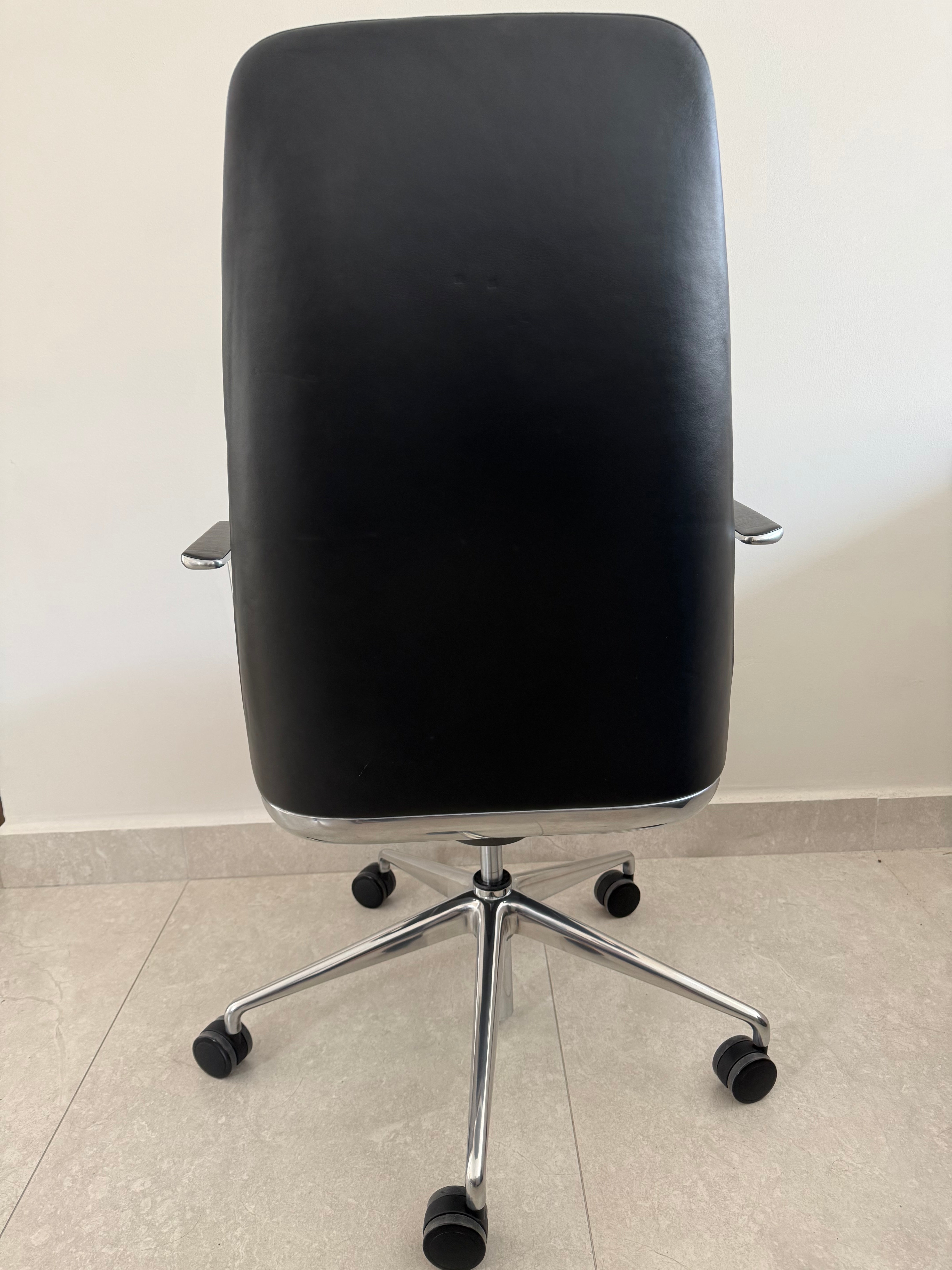 Taper Piel Negra Marca Geiger - Exhibición