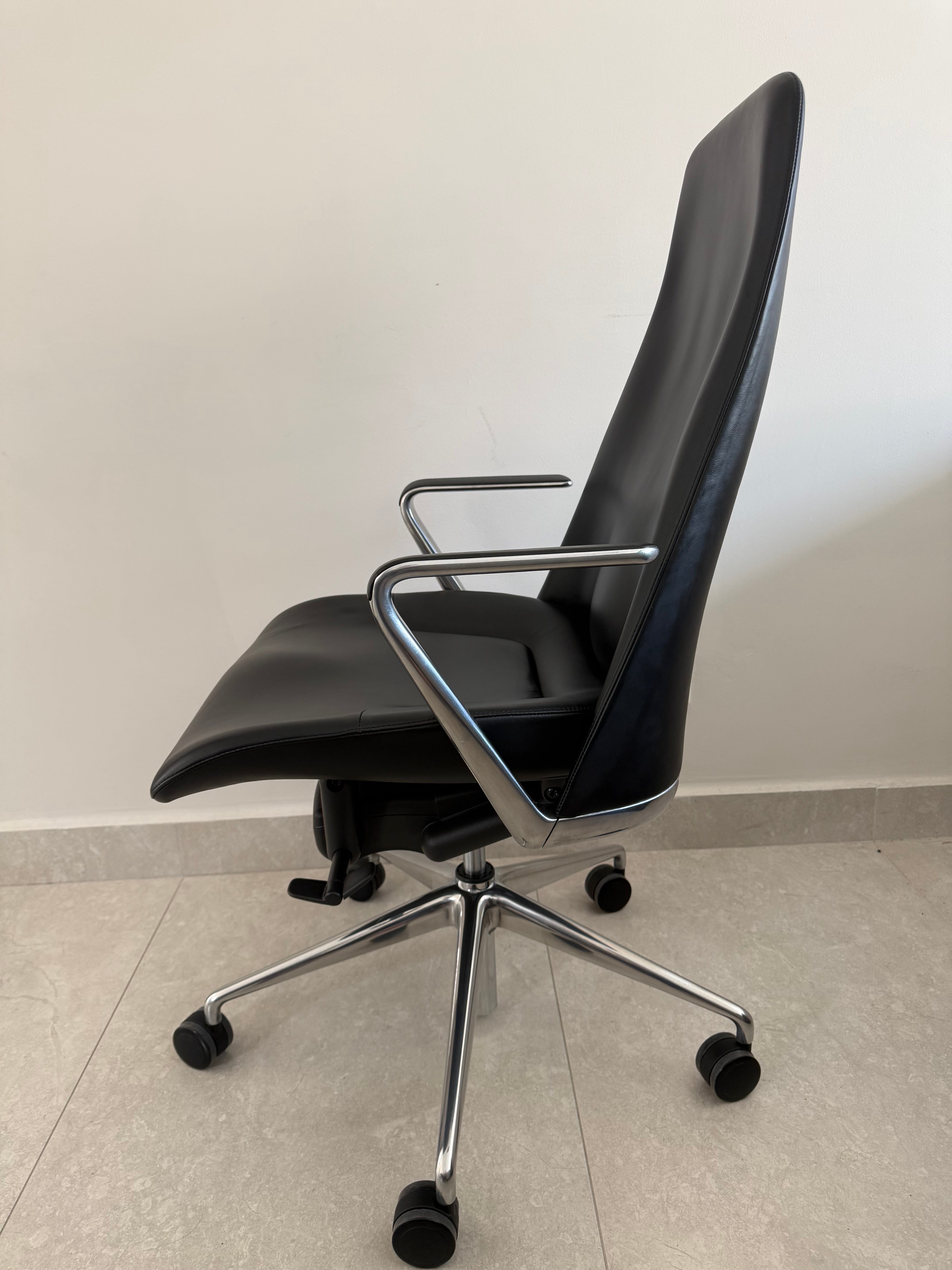 Taper Piel Negra Marca Geiger - Exhibición