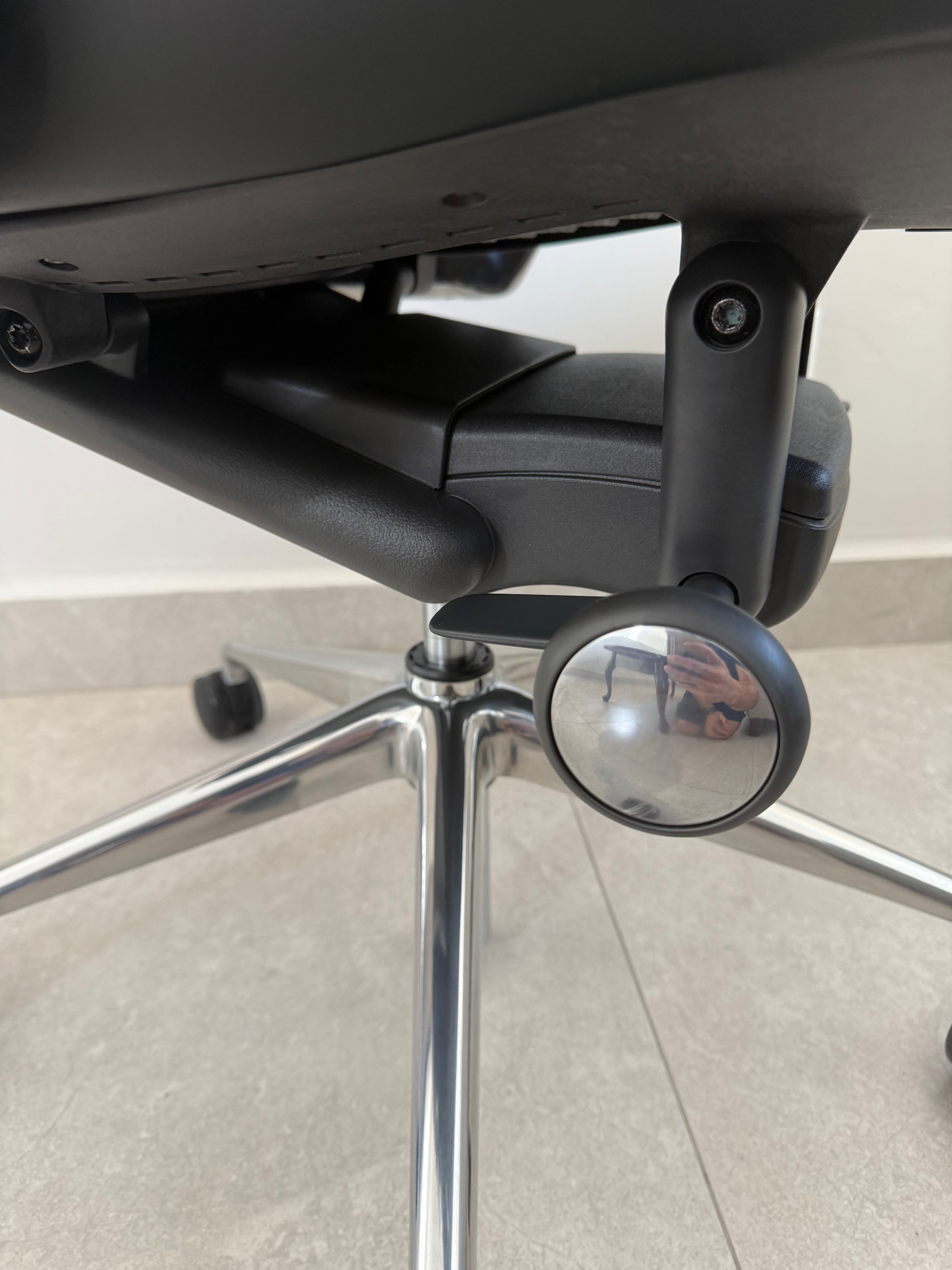 Taper Piel Negra Marca Geiger - Exhibición