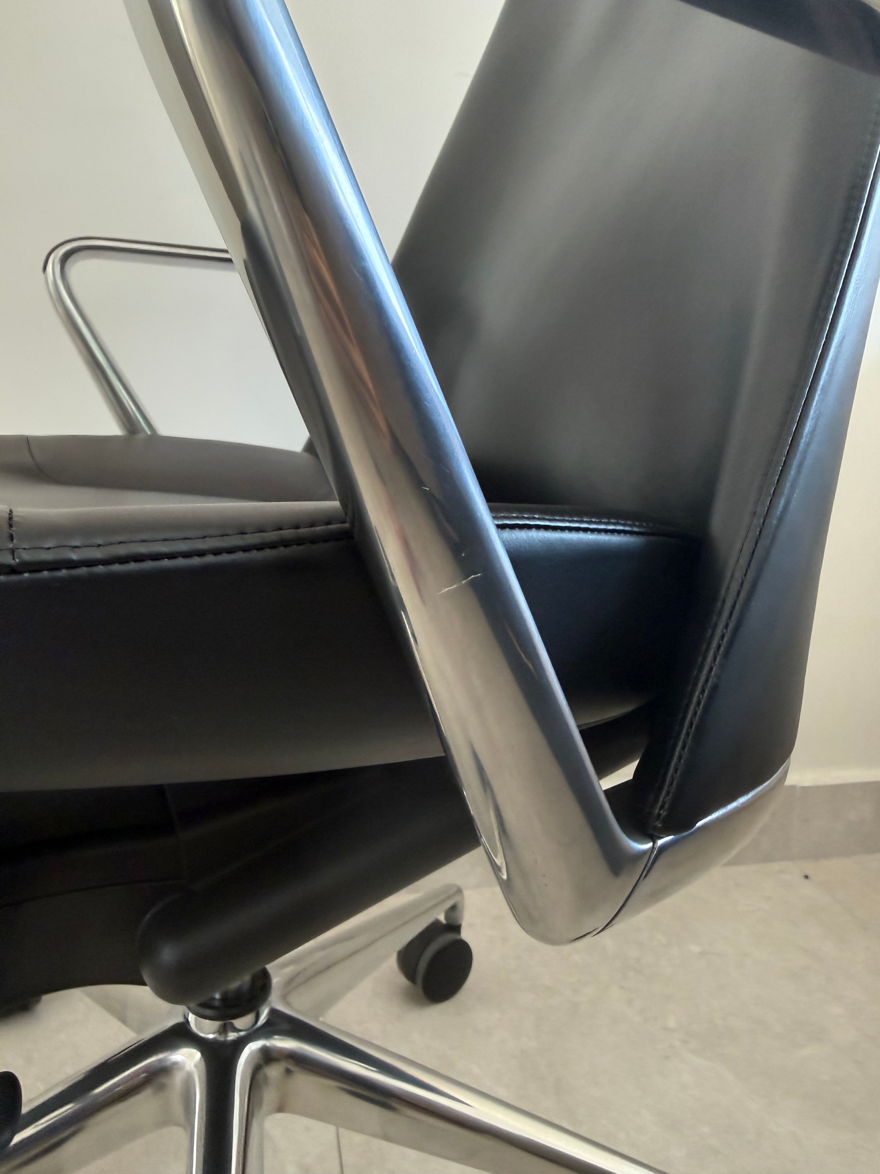 Taper Piel Negra Marca Geiger - Exhibición