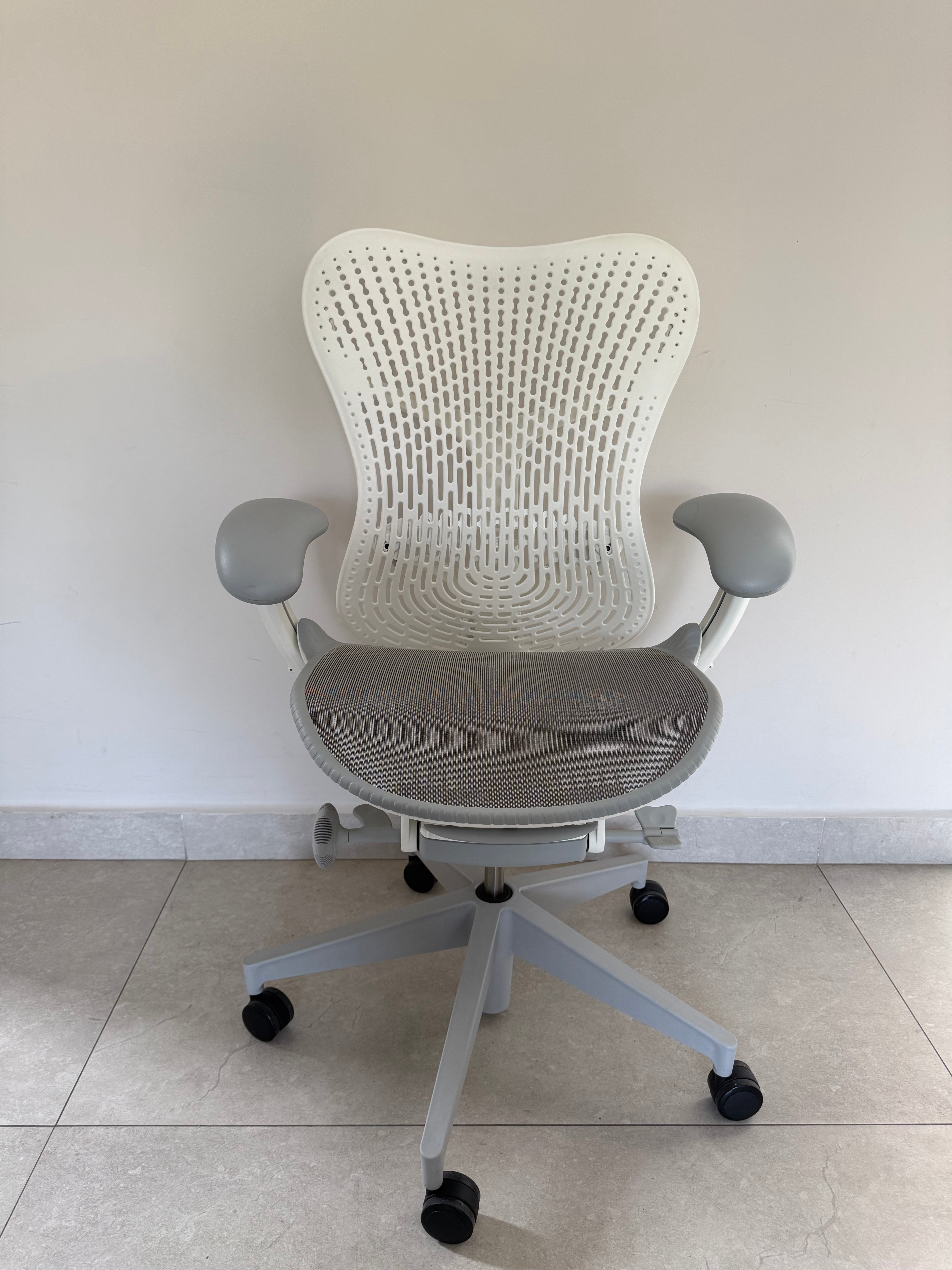 Silla Mirra 2 Blanca Equipada Herman Miller - Preowned