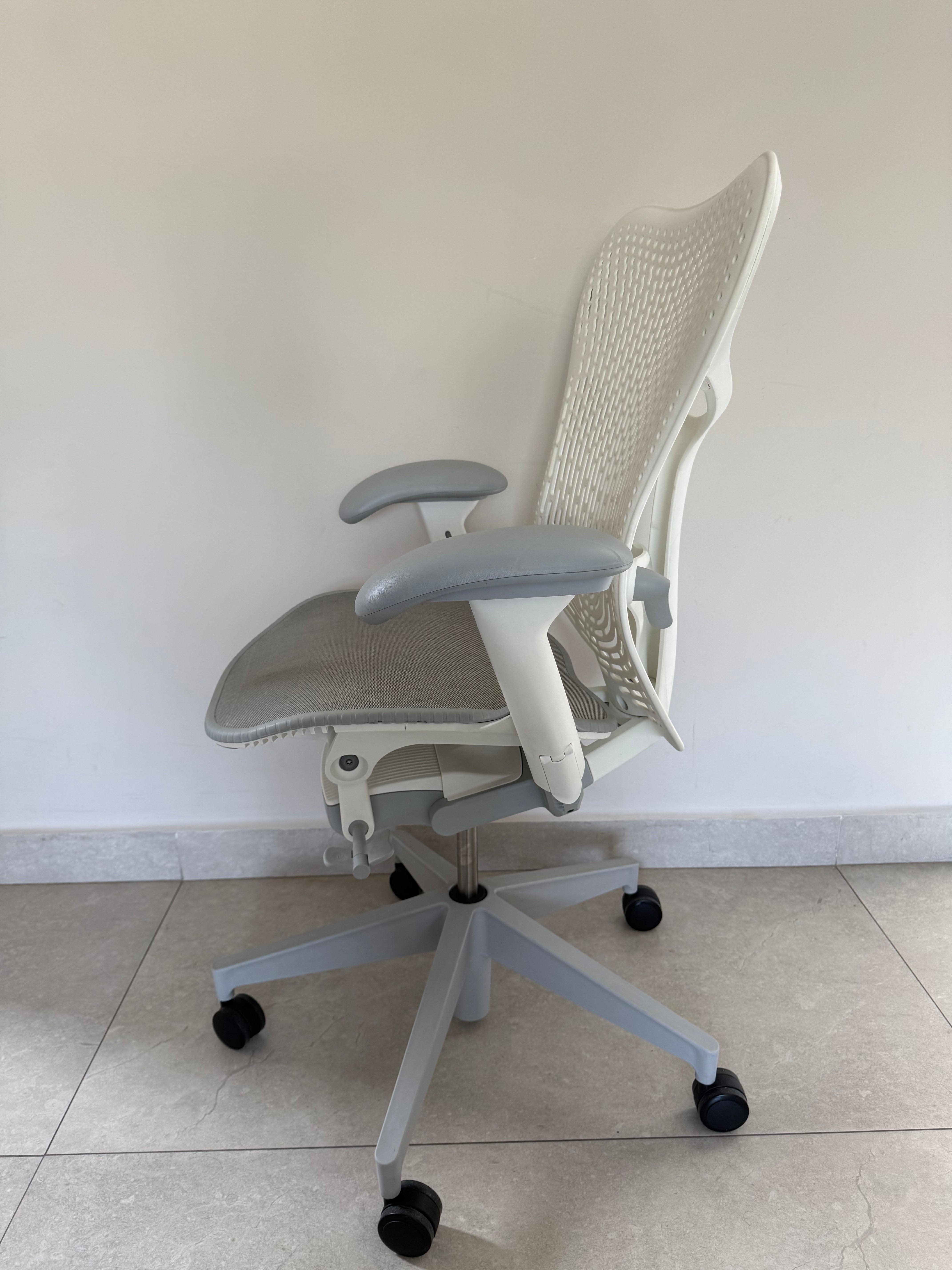 Silla Mirra 2 Blanca Equipada Herman Miller - Preowned