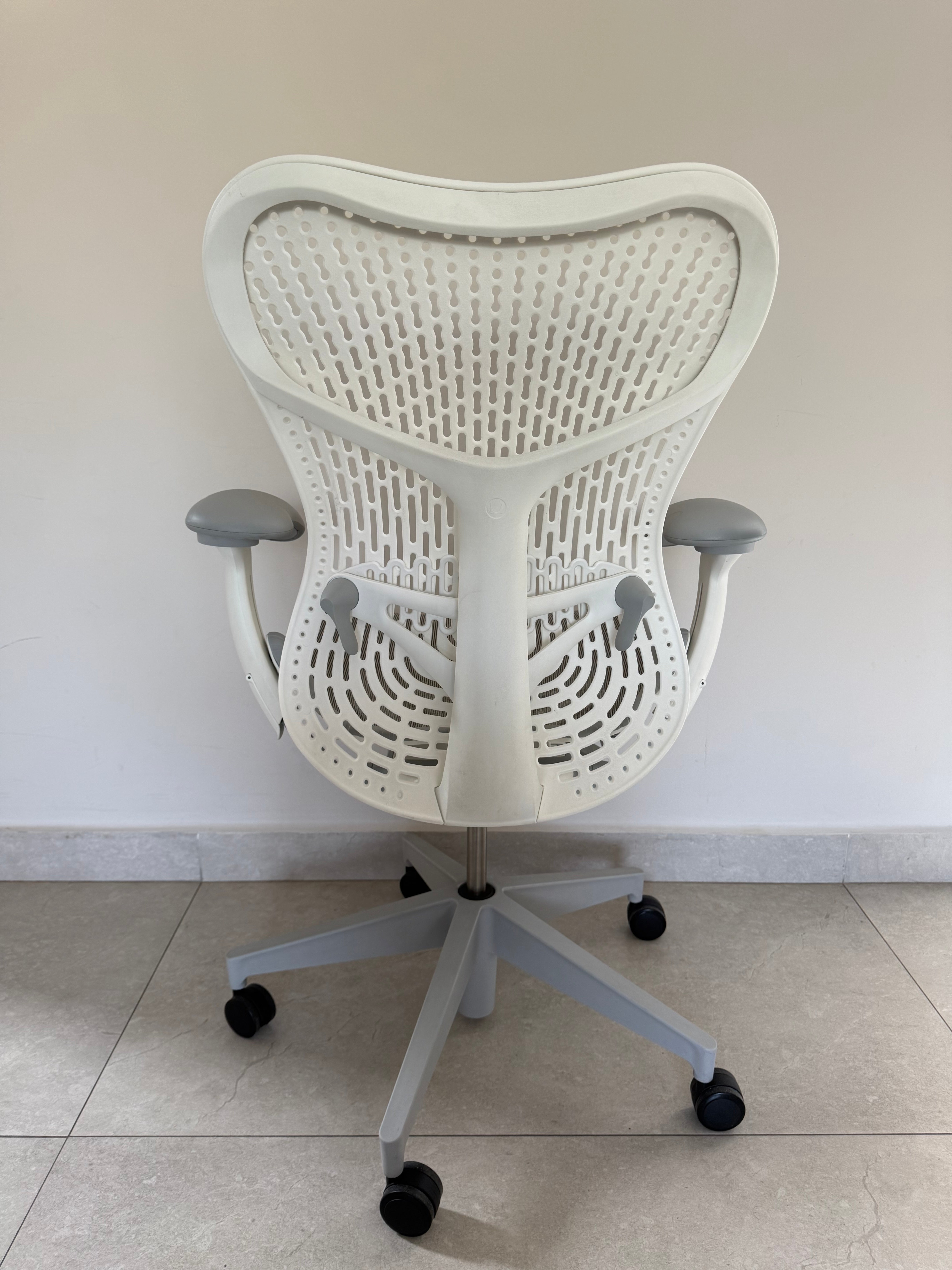 Silla Mirra 2 Blanca Equipada Herman Miller - Preowned