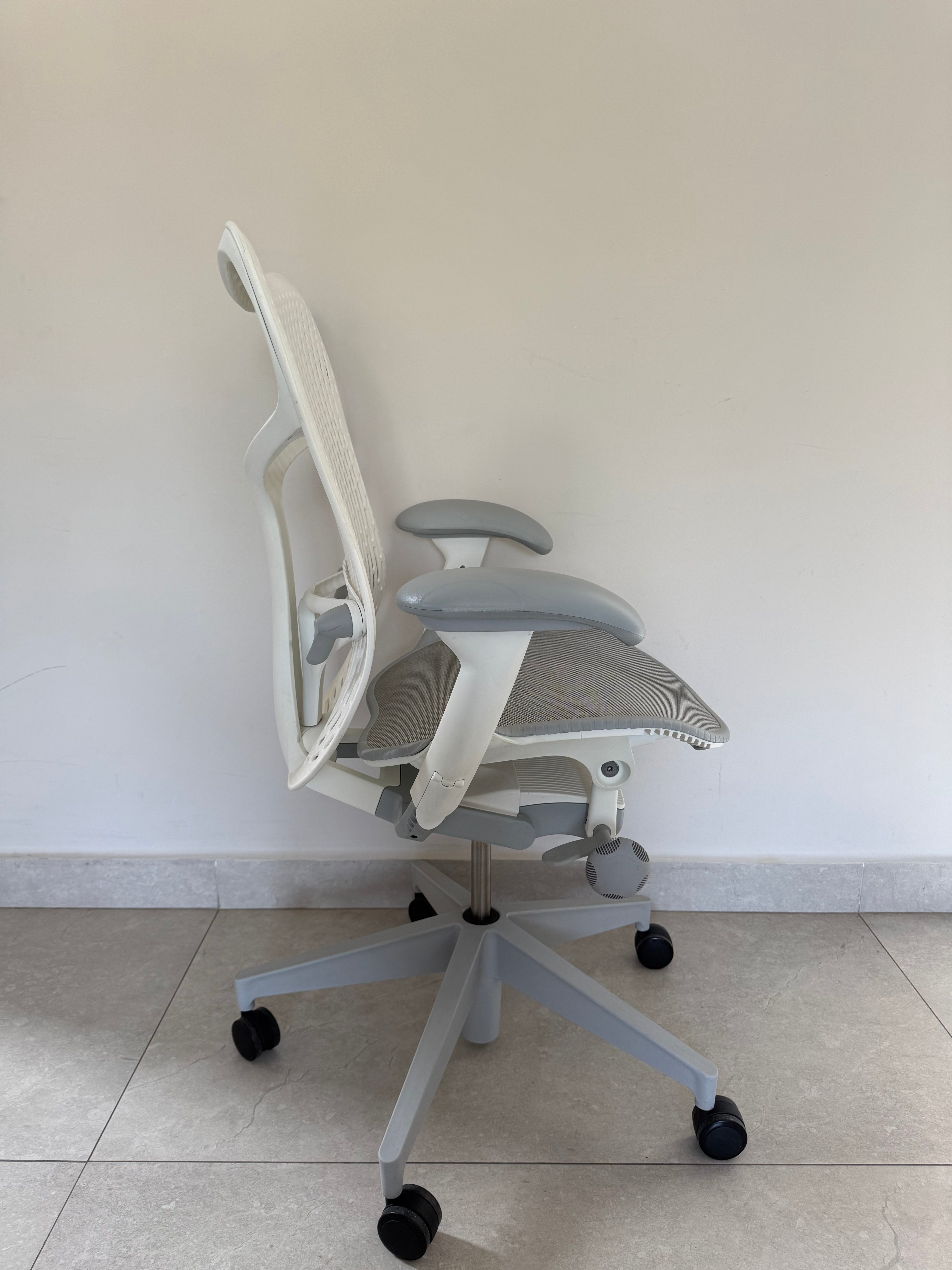 Silla Mirra 2 Blanca Equipada Herman Miller - Preowned