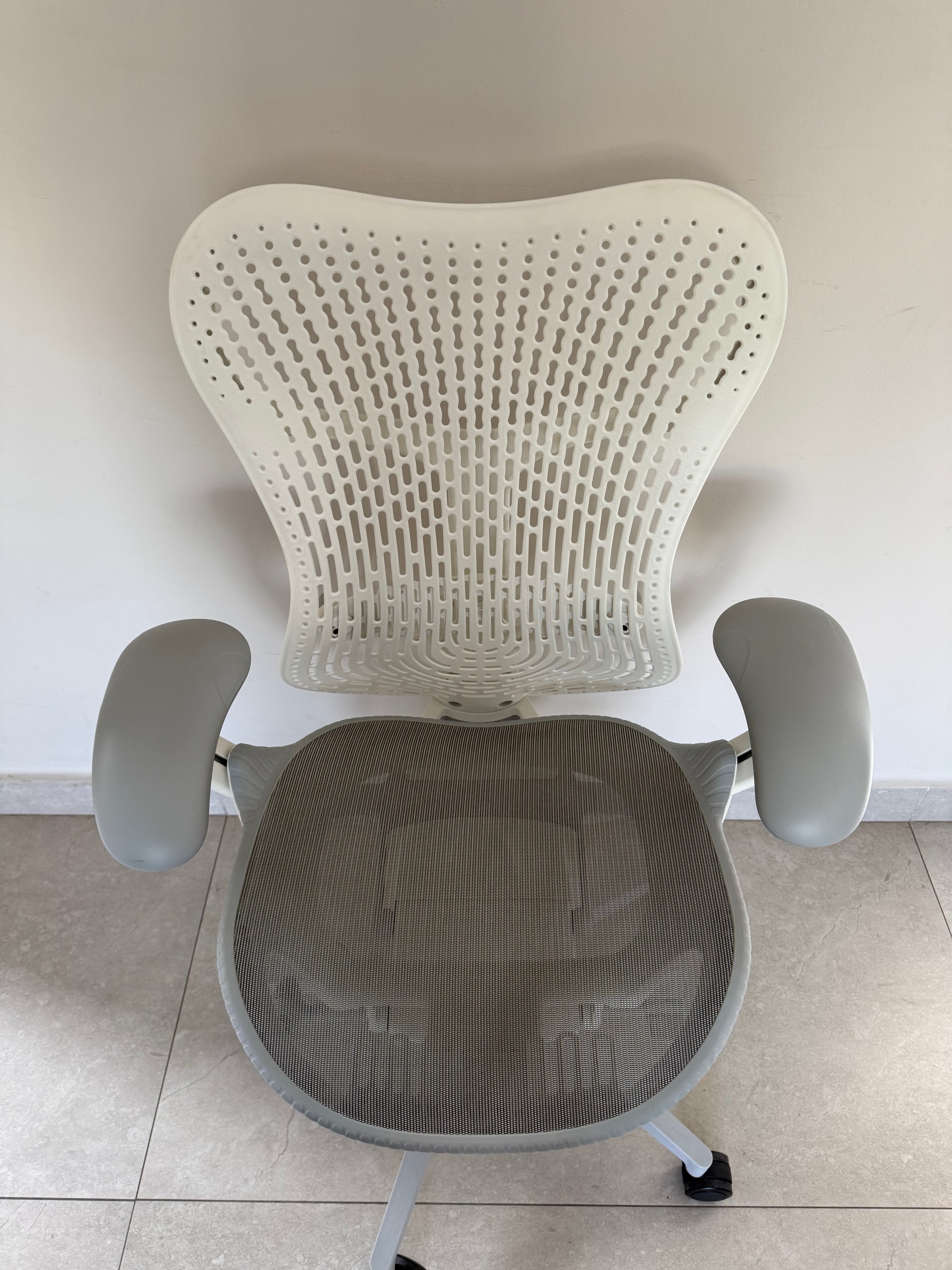 Silla Mirra 2 Blanca Equipada Herman Miller - Preowned