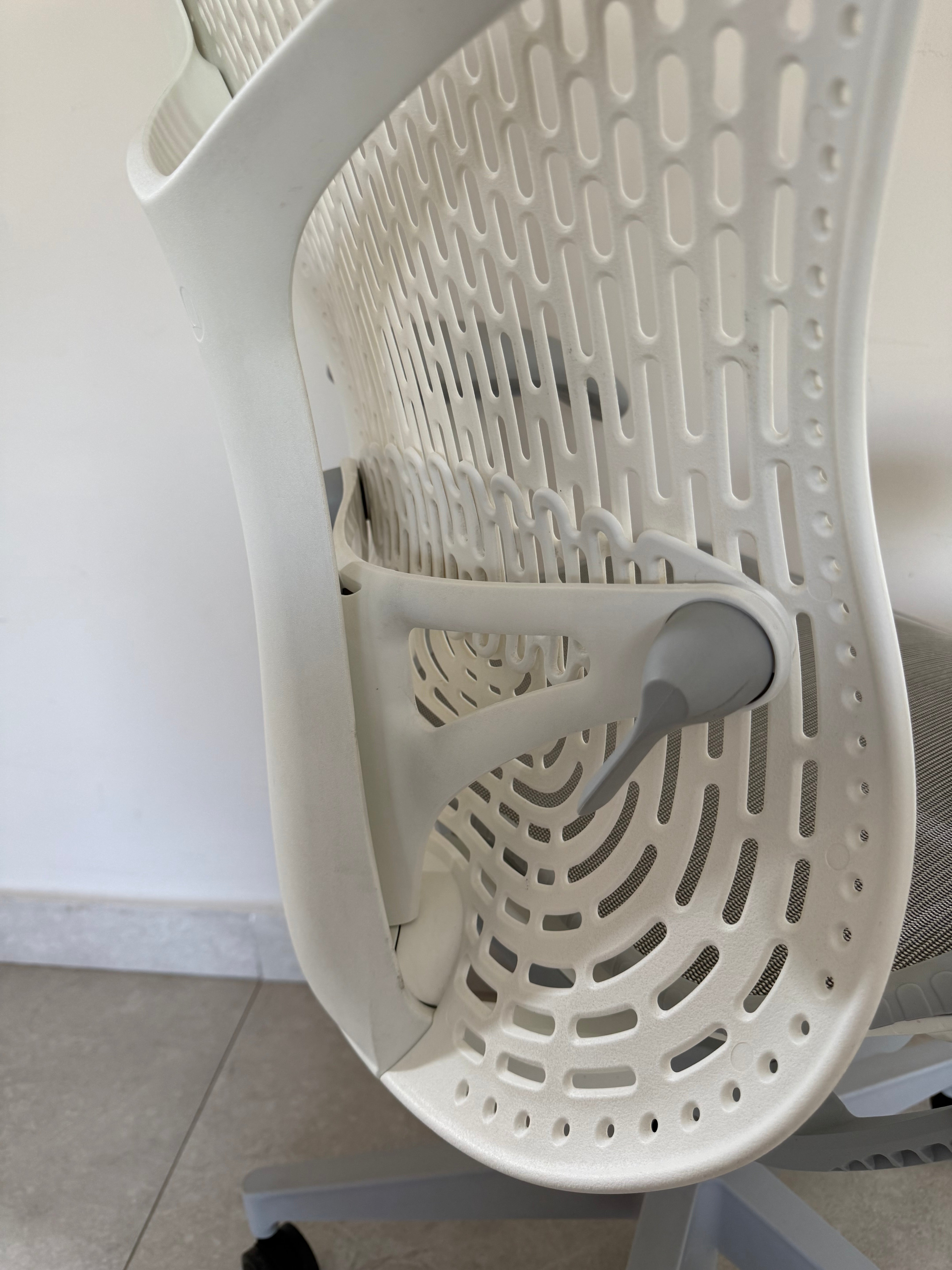 Silla Mirra 2 Blanca Equipada Herman Miller - Preowned