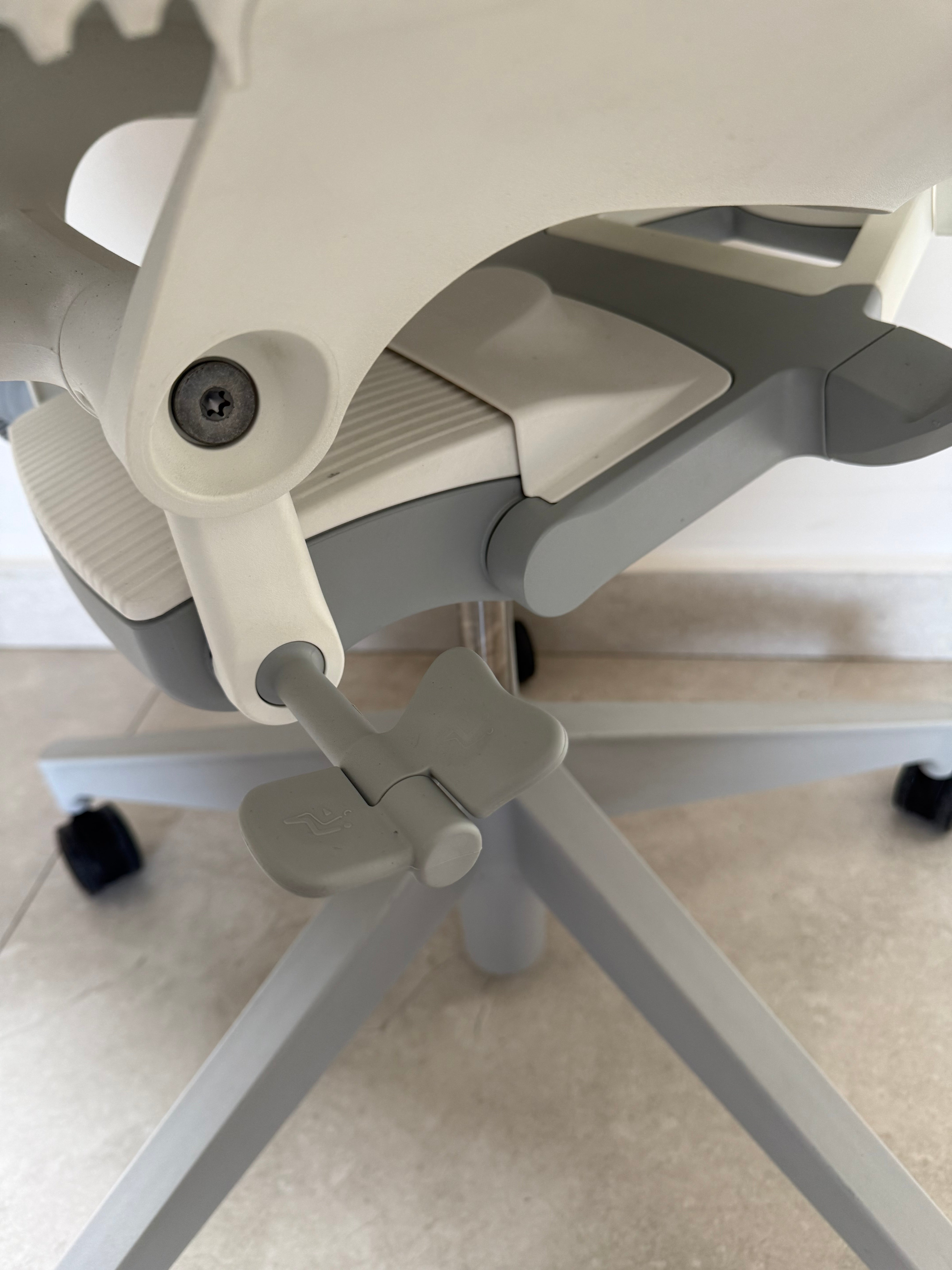 Silla Mirra 2 Blanca Equipada Herman Miller - Preowned