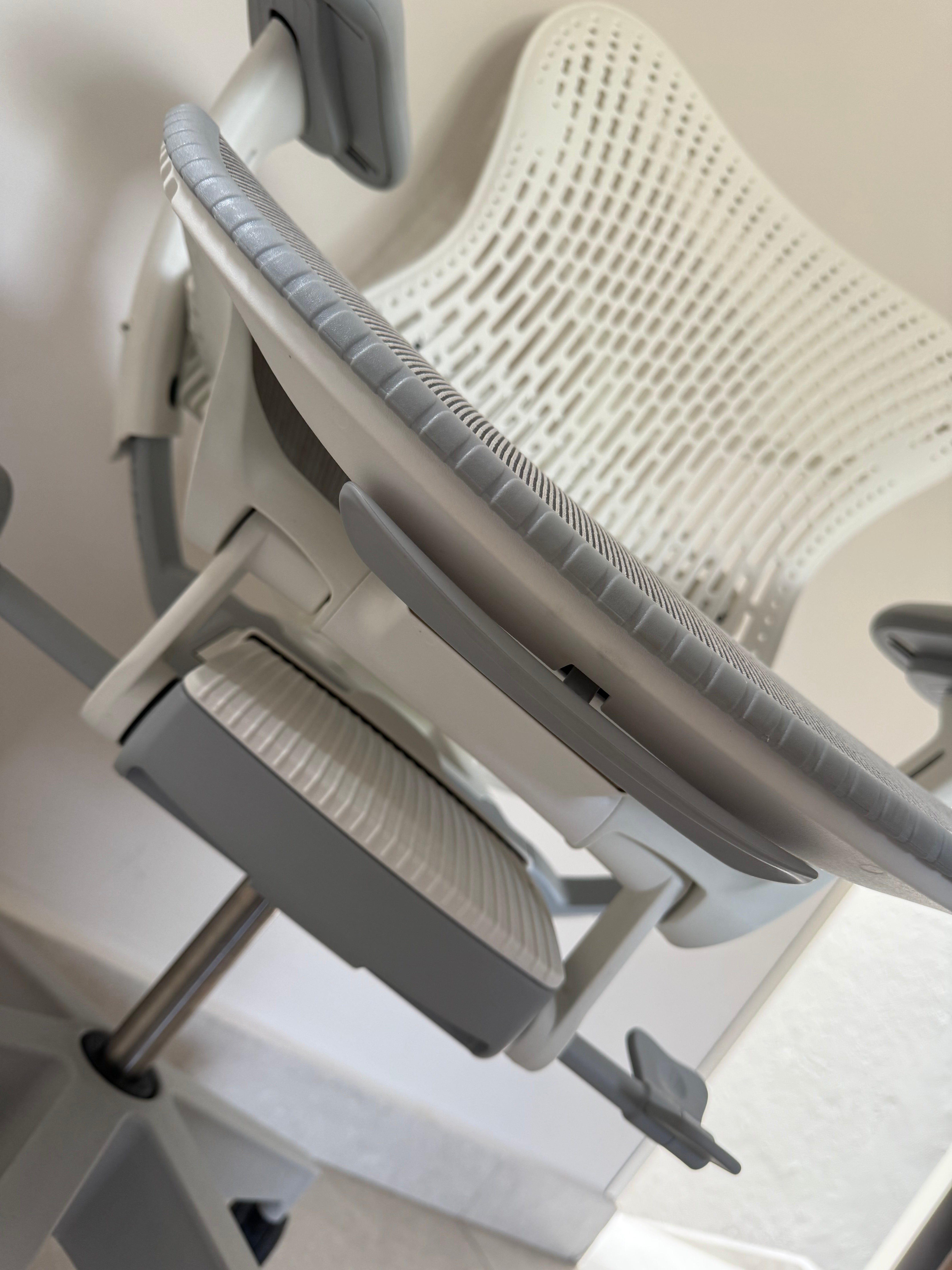 Silla Mirra 2 Blanca Equipada Herman Miller - Preowned