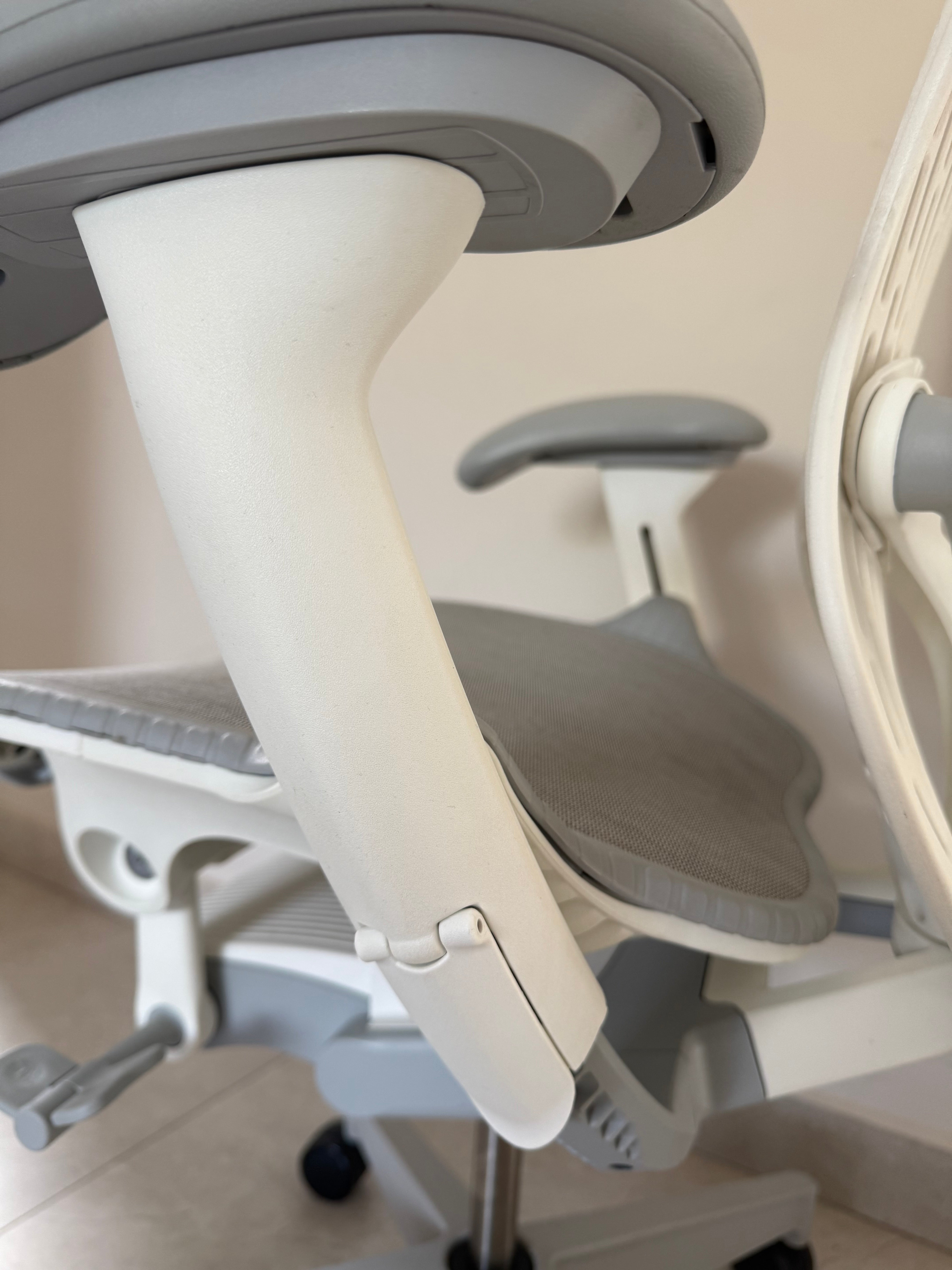 Silla Mirra 2 Blanca Equipada Herman Miller - Preowned