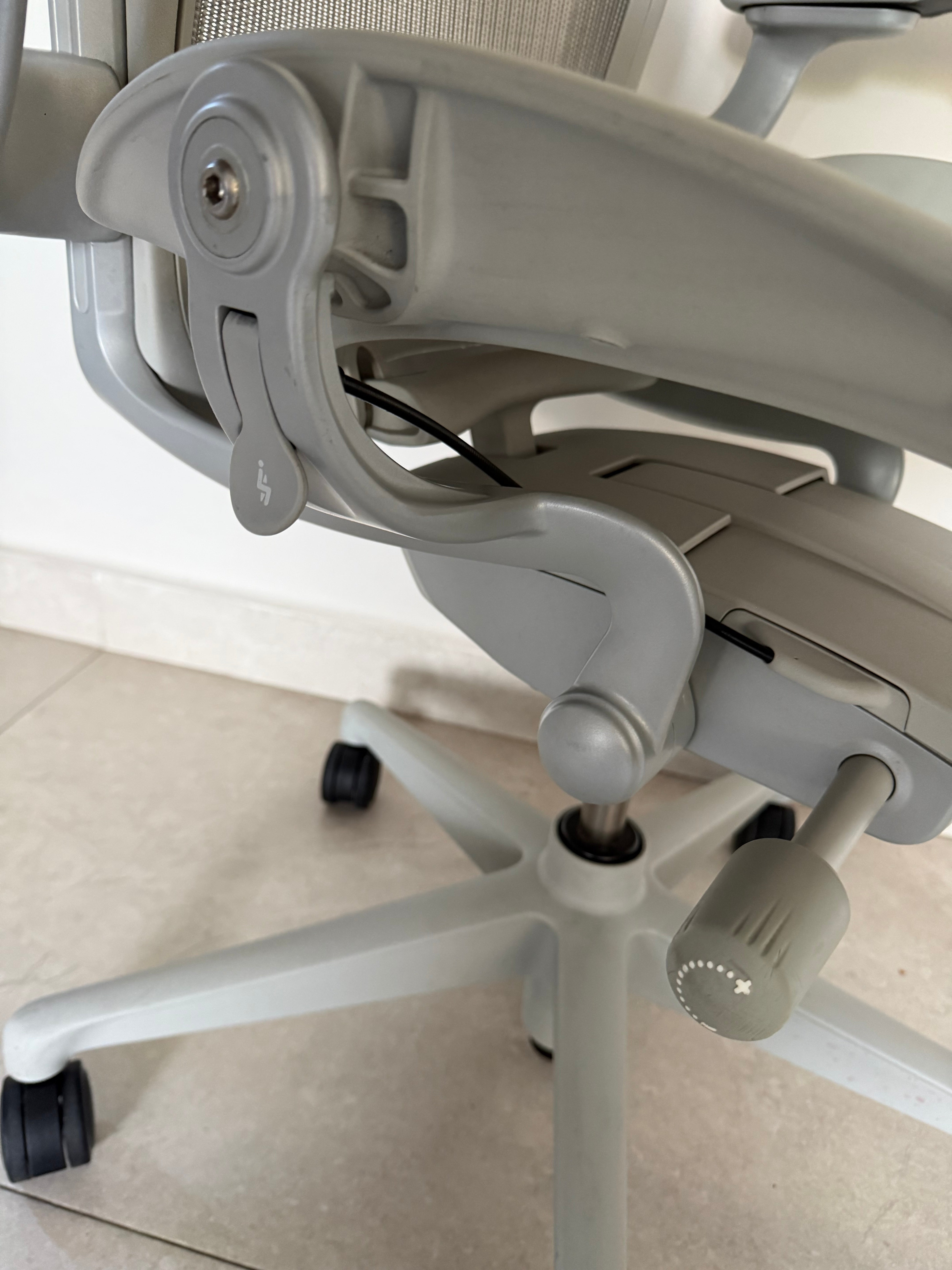 Silla Aeron Mineral Herman Miller - Preowned