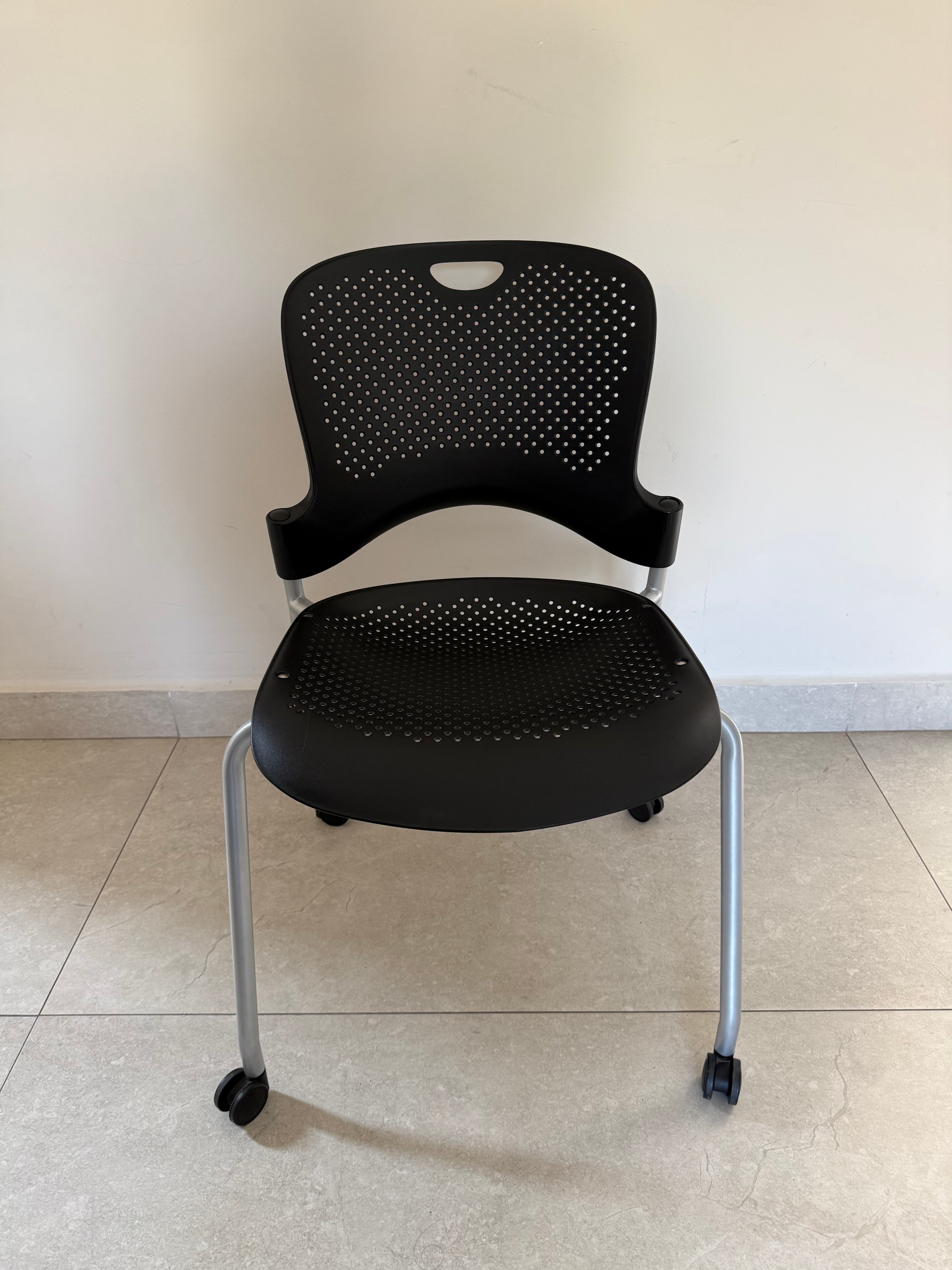 Silla Caper Negra Herman Miller de Exhibición
